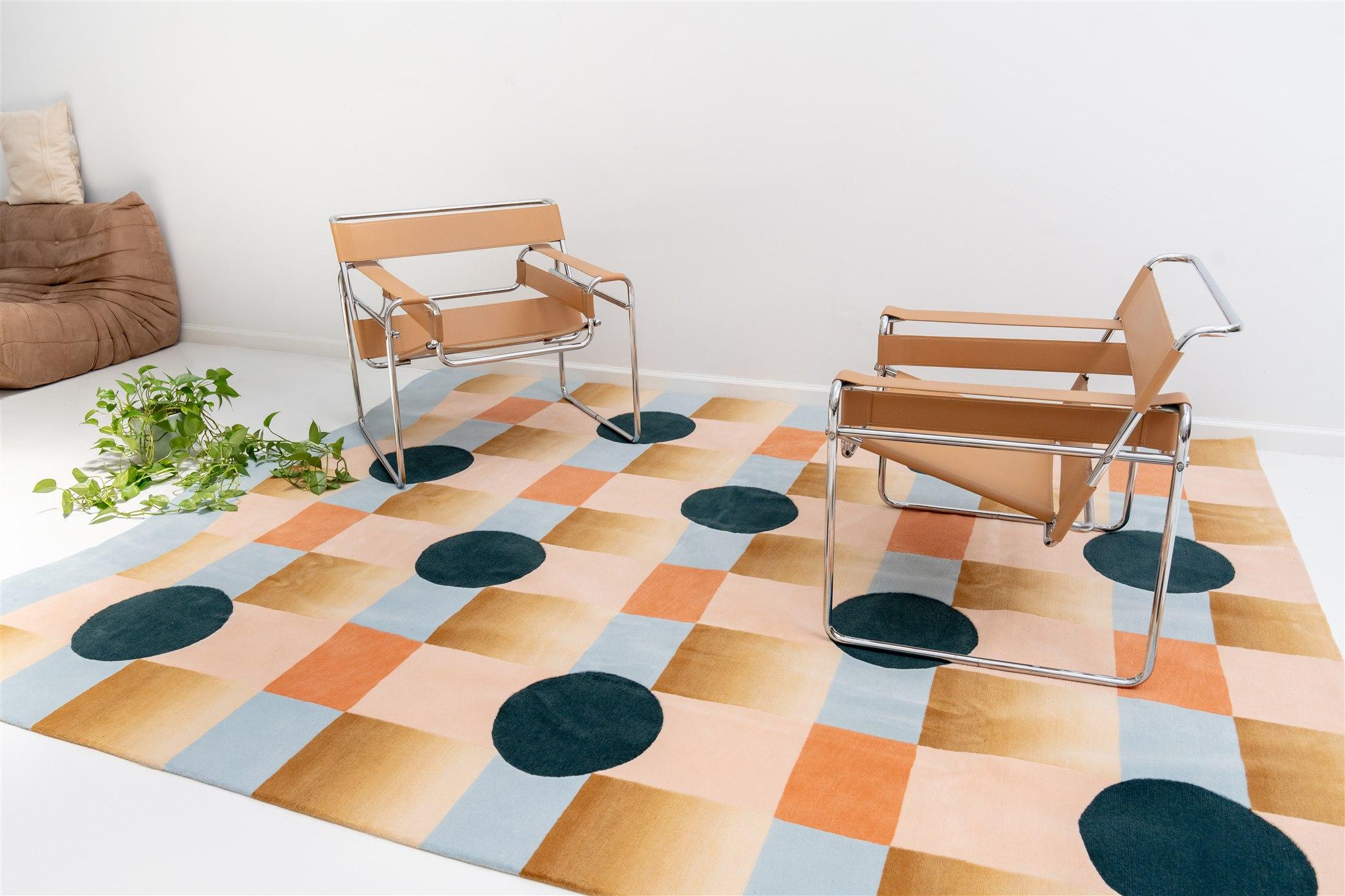 The Platforms hand-knotted Himalayan wool rug will bring a soft yet vibrant and playful addition to your space. Woven at 100 knots per inch, the golden ombres brilliantly shimmer like silk and gently guide your eye across the rug. The wavy edge
