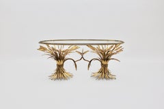 Table basse ovale dorée style Coco Chanel, France, années 1960