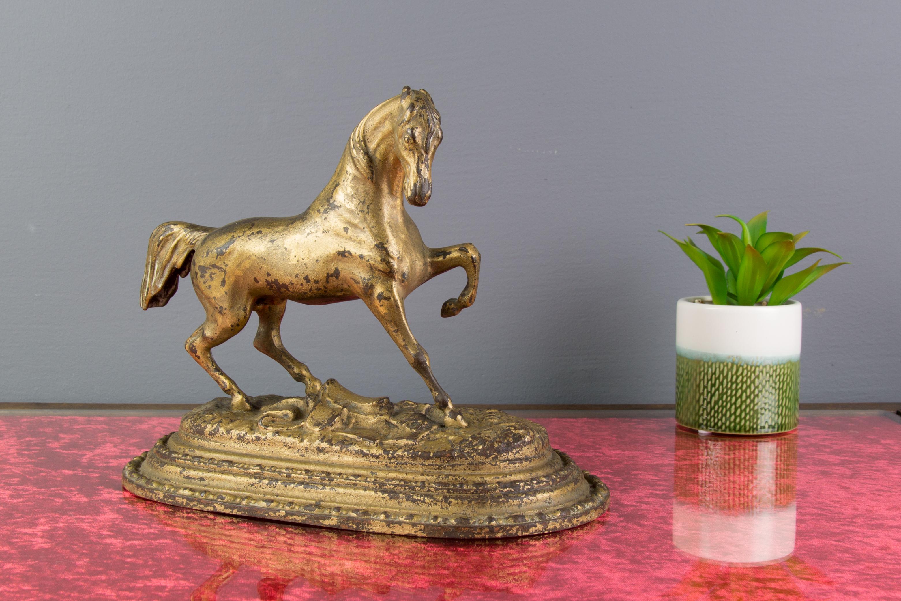 A beautiful statue of a horse, made of iron, golden-painted, raised on an iron socle plinth. Detailed and heavy.
Dimensions: height 21 cm / 8.26 in, width 13 cm / 5.11 in, length 24 cm / 9.44 in.