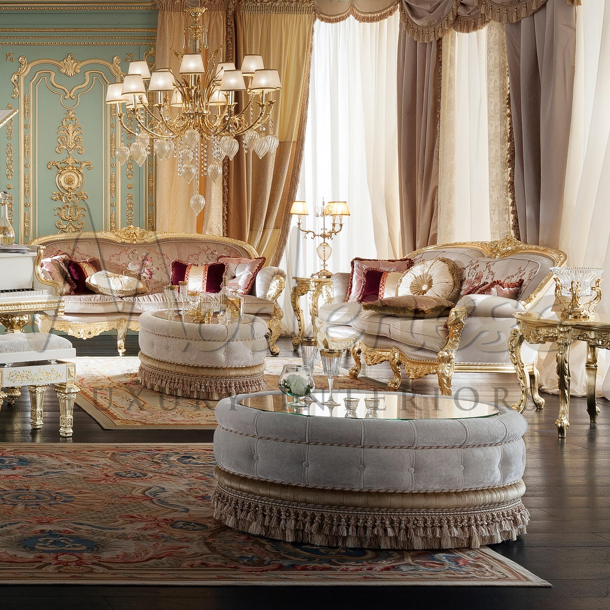 Großartig und elegant, die raffinierte goldene verschnörkelte Krone bis hin zur Schürze und den Beinen des Sofas, die von unseren fachkundigen Kunsthandwerkern hergestellt werden, um Ihrem Interieur zu entsprechen. Dieser elegante Sofarahmen aus