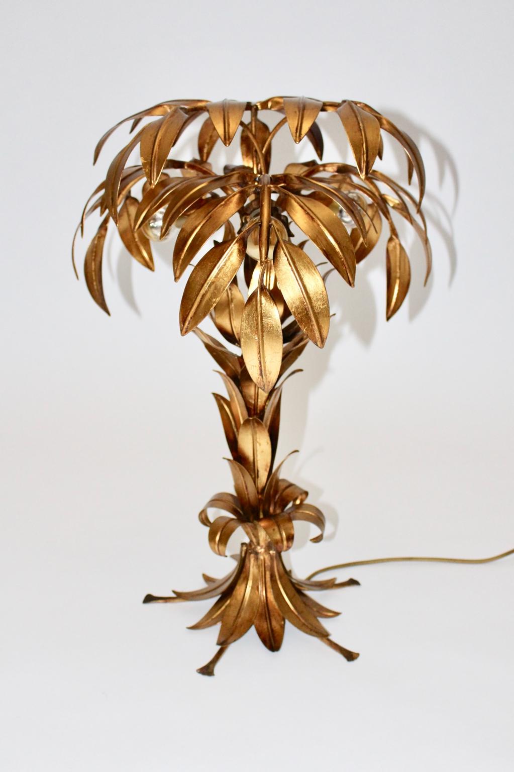 Hollywood Regency Style golden metal table lamp palm tree like designed by Hans Kögl 1970s Germany.
Three E 14 sockets and on/off switch
Very good original condition with minor signs of age and use

approx. measures:
Diameter. 45 cm
Height: 65 cm.