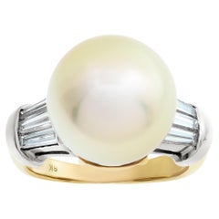 Ring aus Gelbgold mit goldener Perle (13x 13,5 mm) und spitz zulaufenden Baguette-Diamanten in Gelbgold. Größe 7