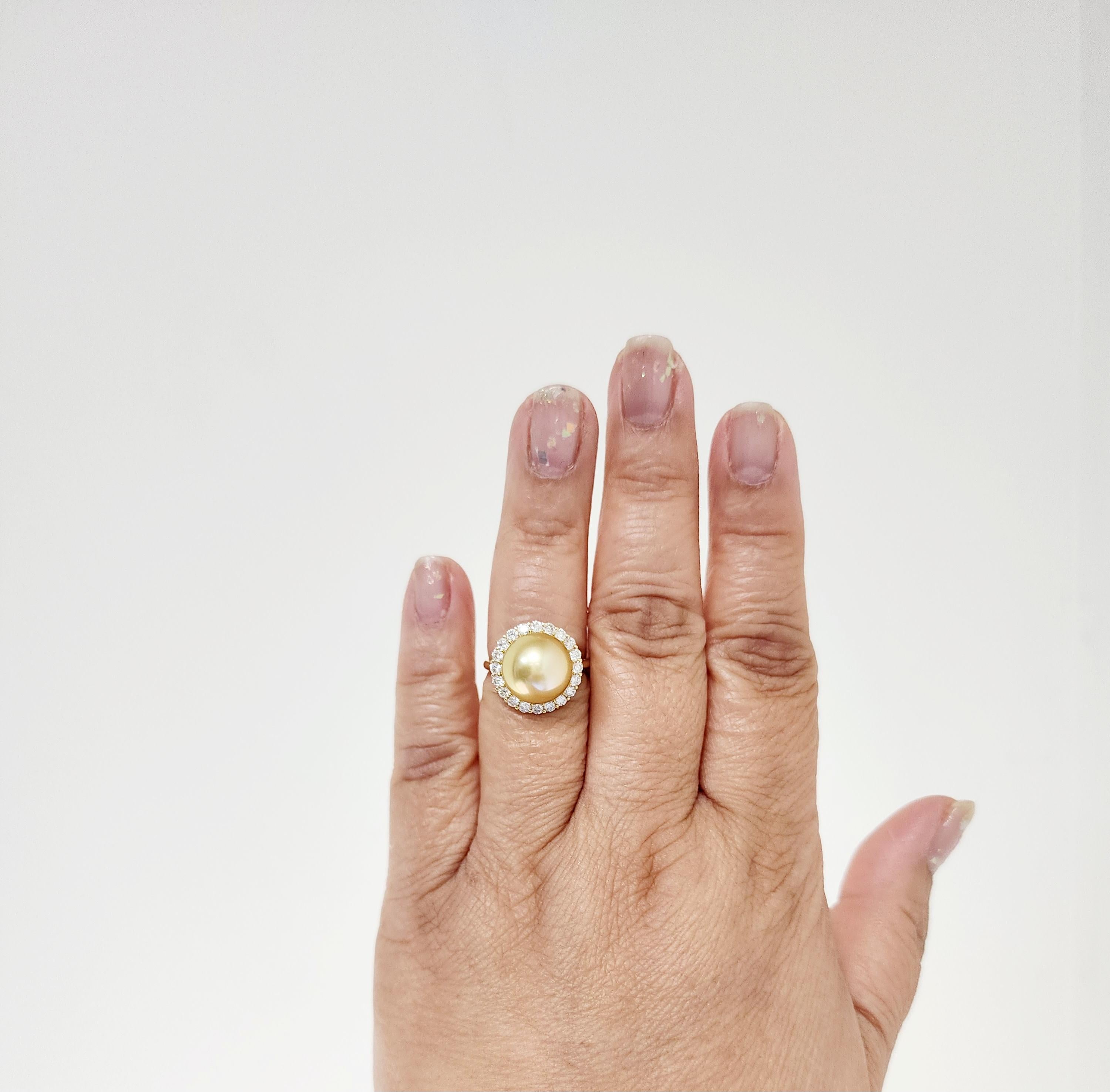 Belle grosse perle ronde dorée avec 0,70 ct. de diamants ronds de bonne qualité, blancs et brillants.  Fabriqué à la main en or jaune 18k.  Bague taille 6,25.
