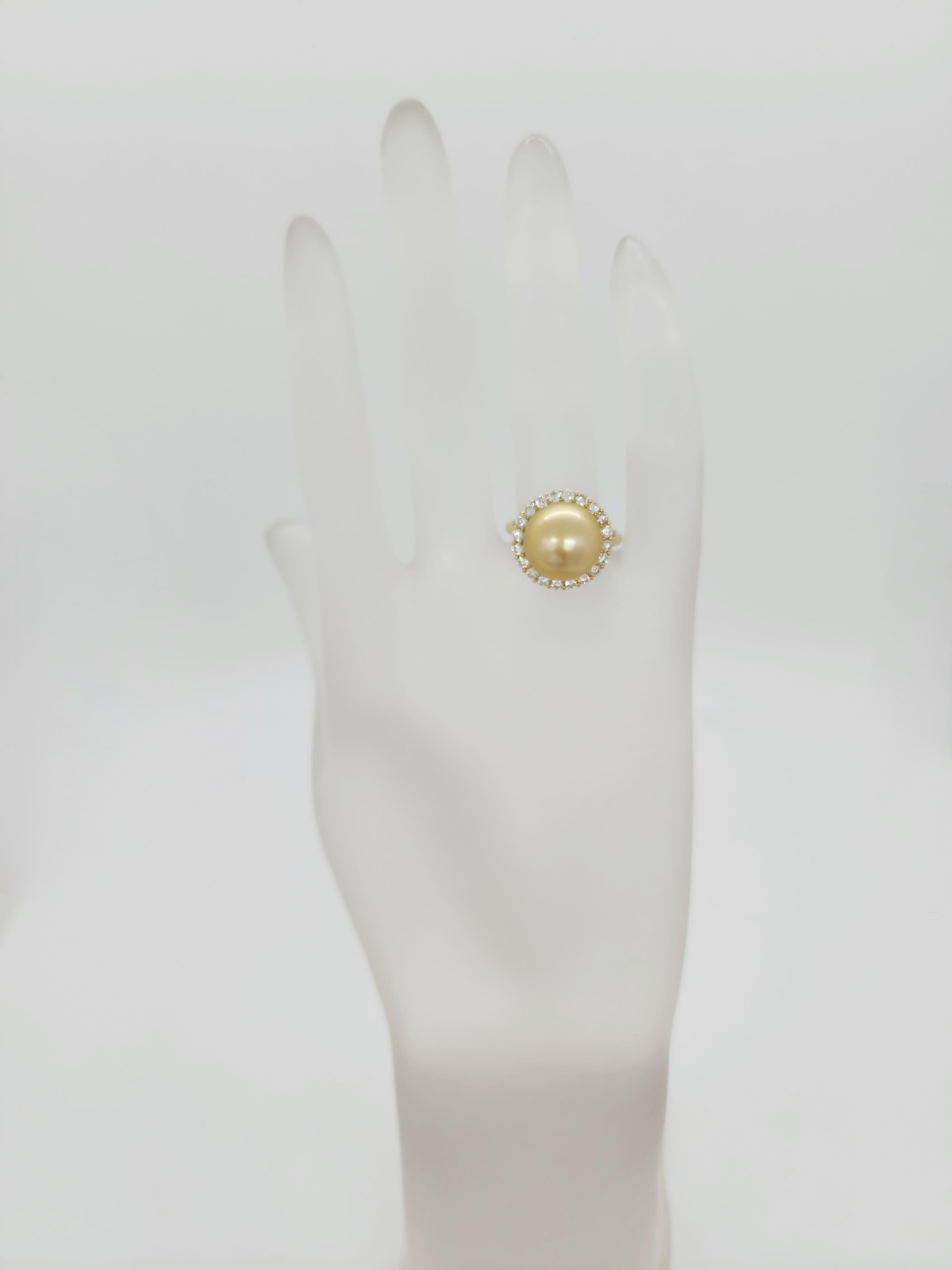 Taille ronde Bague cocktail en or jaune 18 carats avec perles dorées et diamants blancs en vente