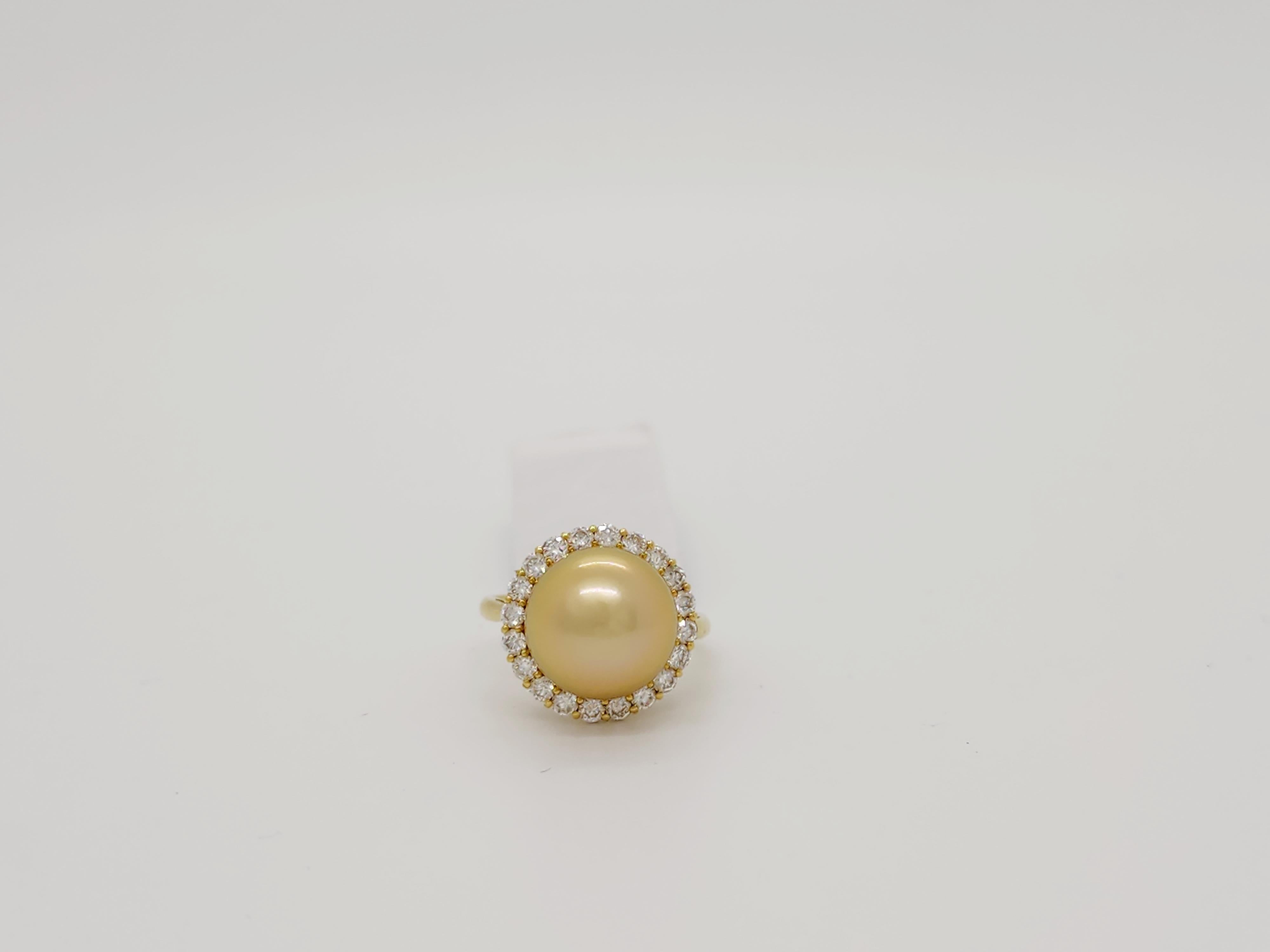 Golden Pearl and White Diamond Cocktail Ring in 18k Yellow Gold In New Condition For Sale In Los Angeles, CA