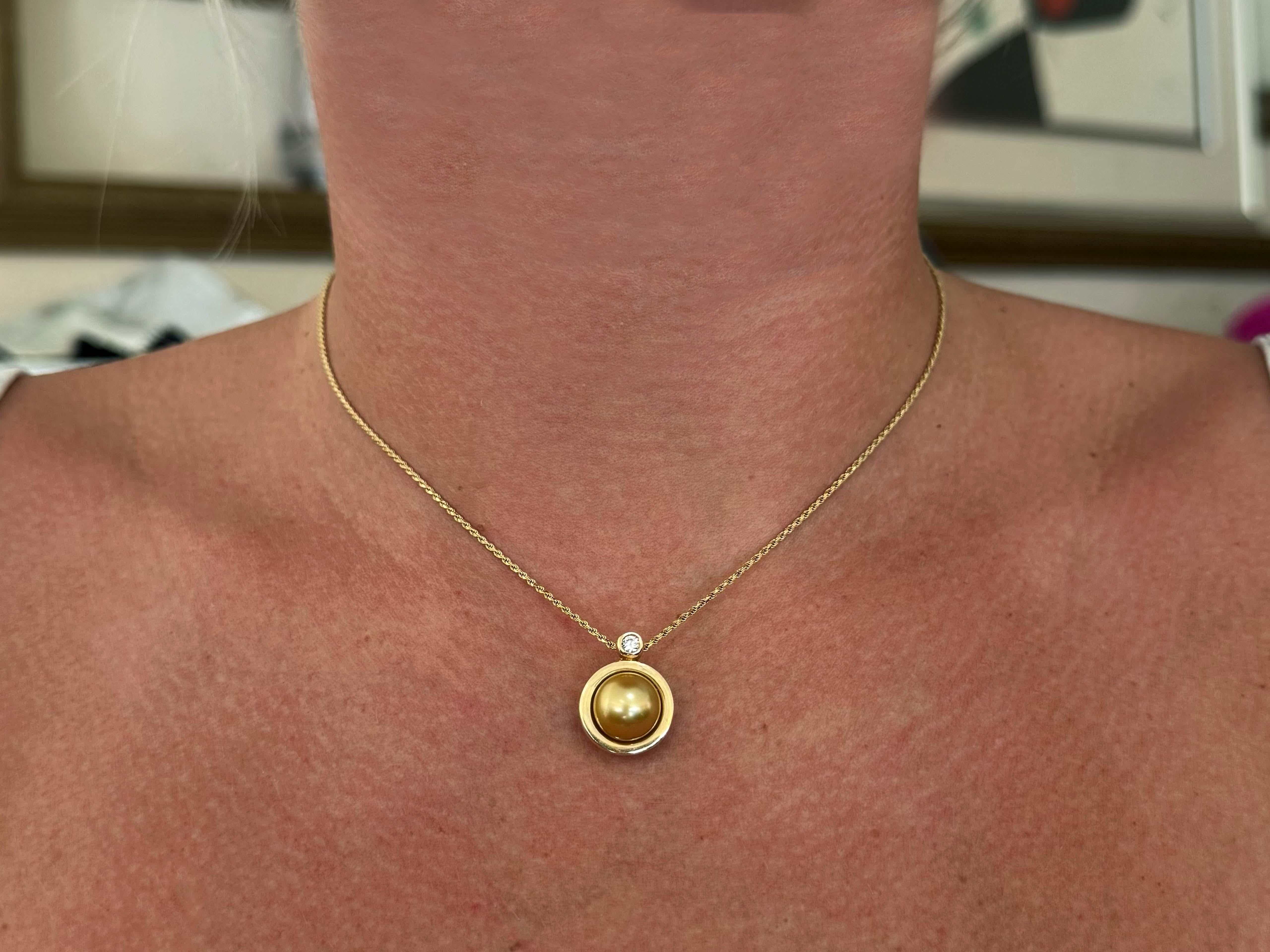 Spécifications de l'article :

Métal du collier : or jaune 14k

Poids total : 8,0 grammes

Longueur de la chaîne : 16 pouces

Diamètre du pendentif : ~0.70