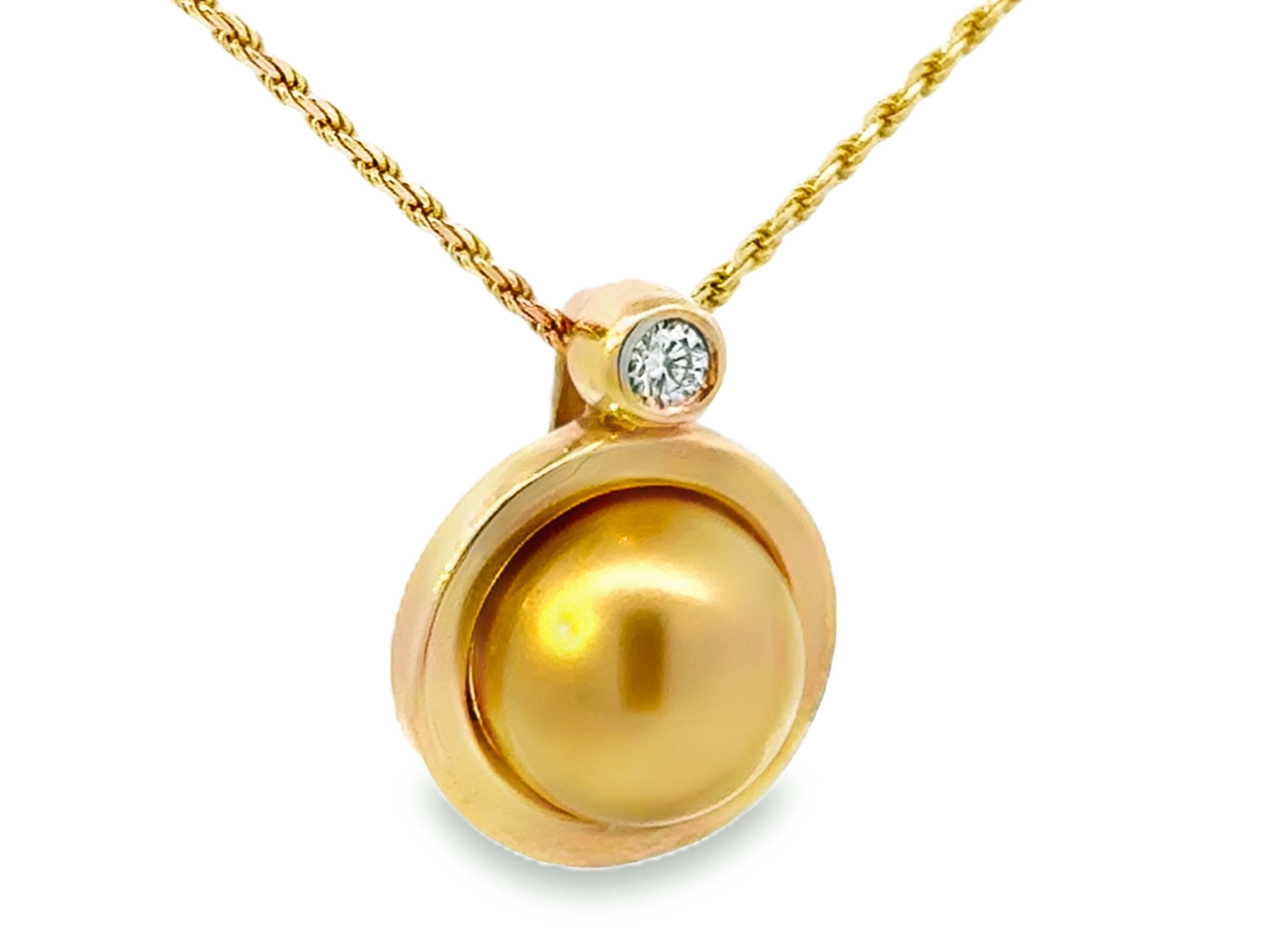 Moderne Pendentif en or jaune 14 carats serti d'une perle dorée et de diamants sur chaîne de 16 pouces en vente