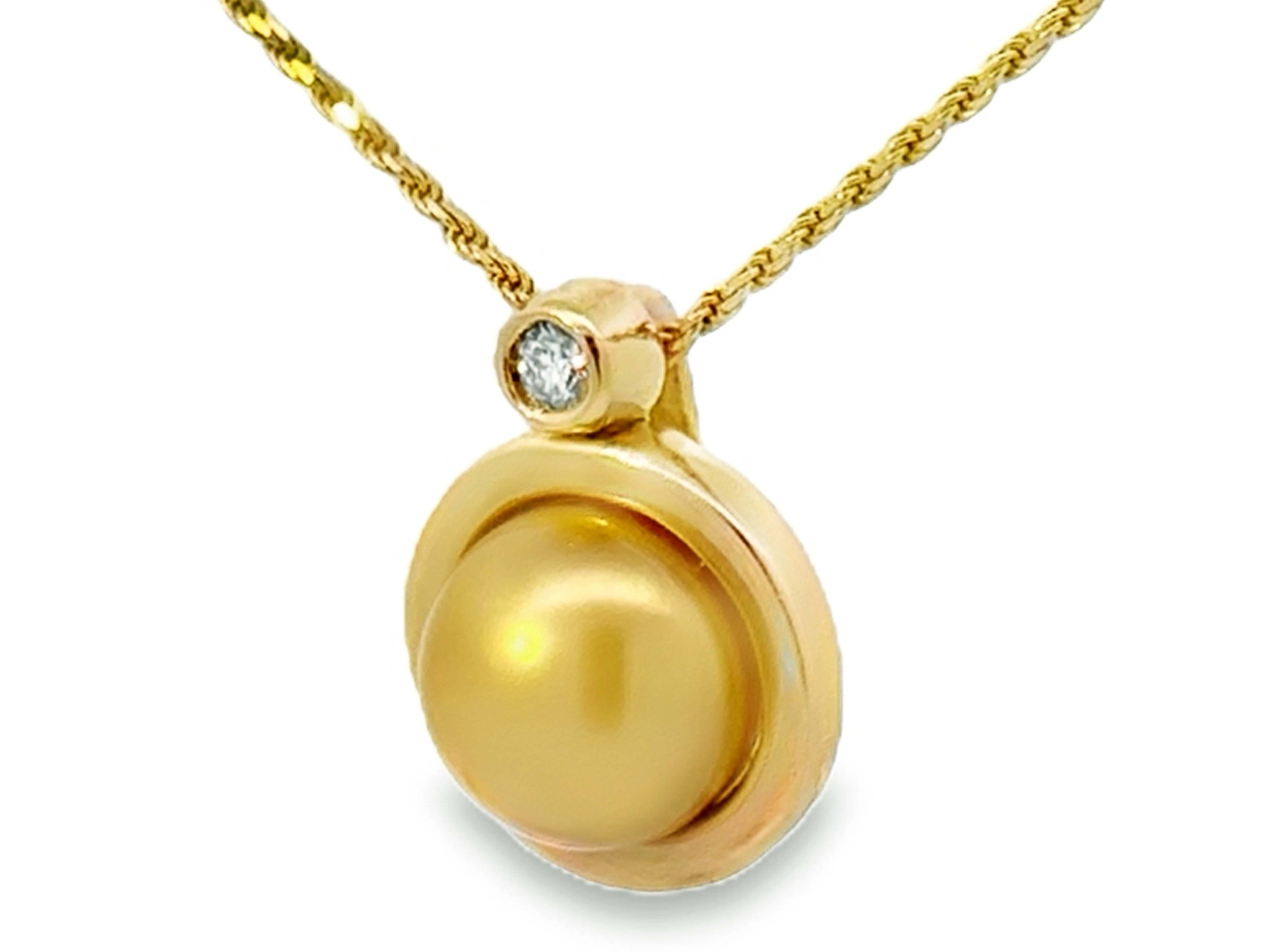 Taille brillant Pendentif en or jaune 14 carats serti d'une perle dorée et de diamants sur chaîne de 16 pouces en vente