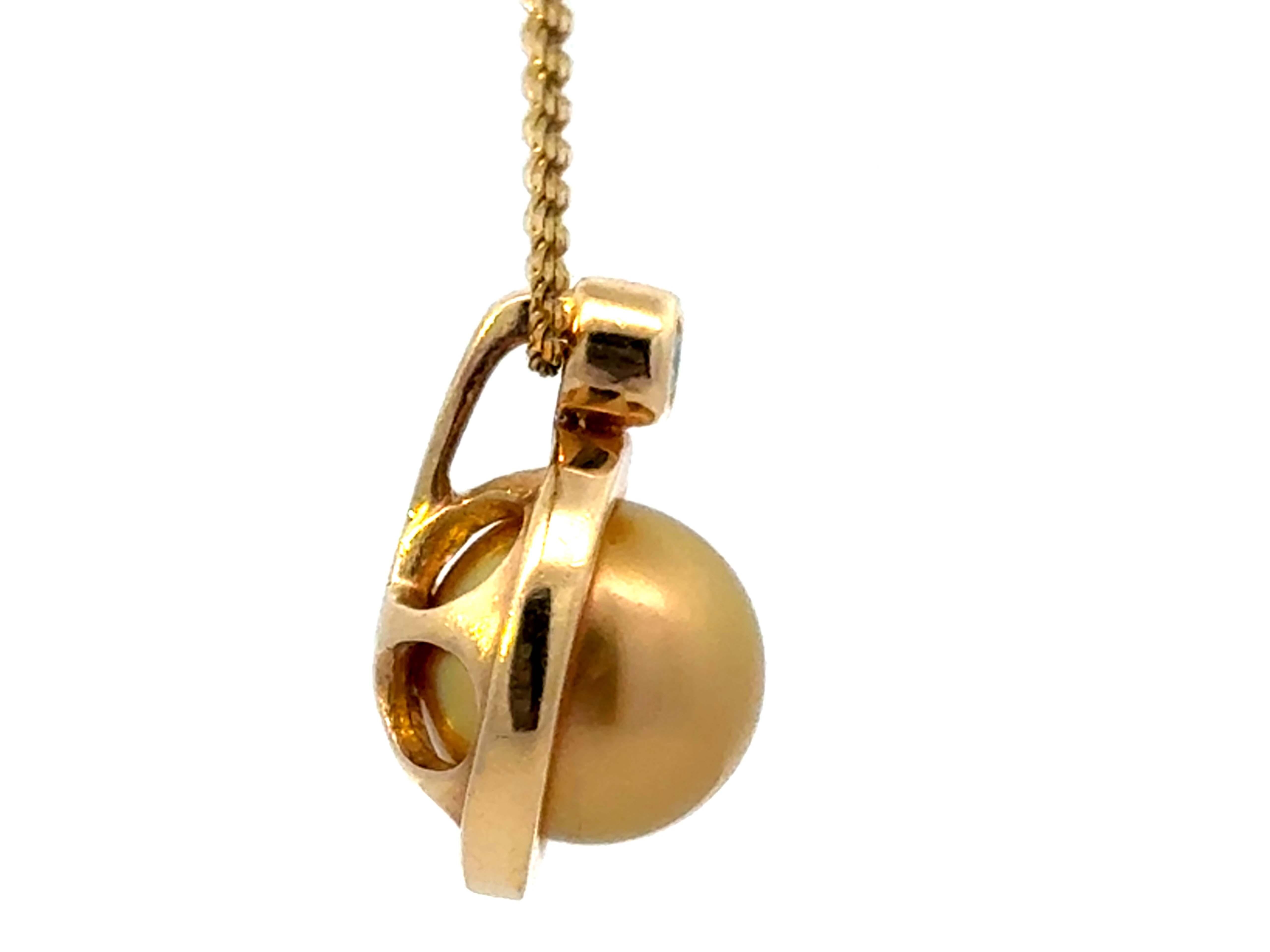 Pendentif en or jaune 14 carats serti d'une perle dorée et de diamants sur chaîne de 16 pouces Excellent état - En vente à Honolulu, HI