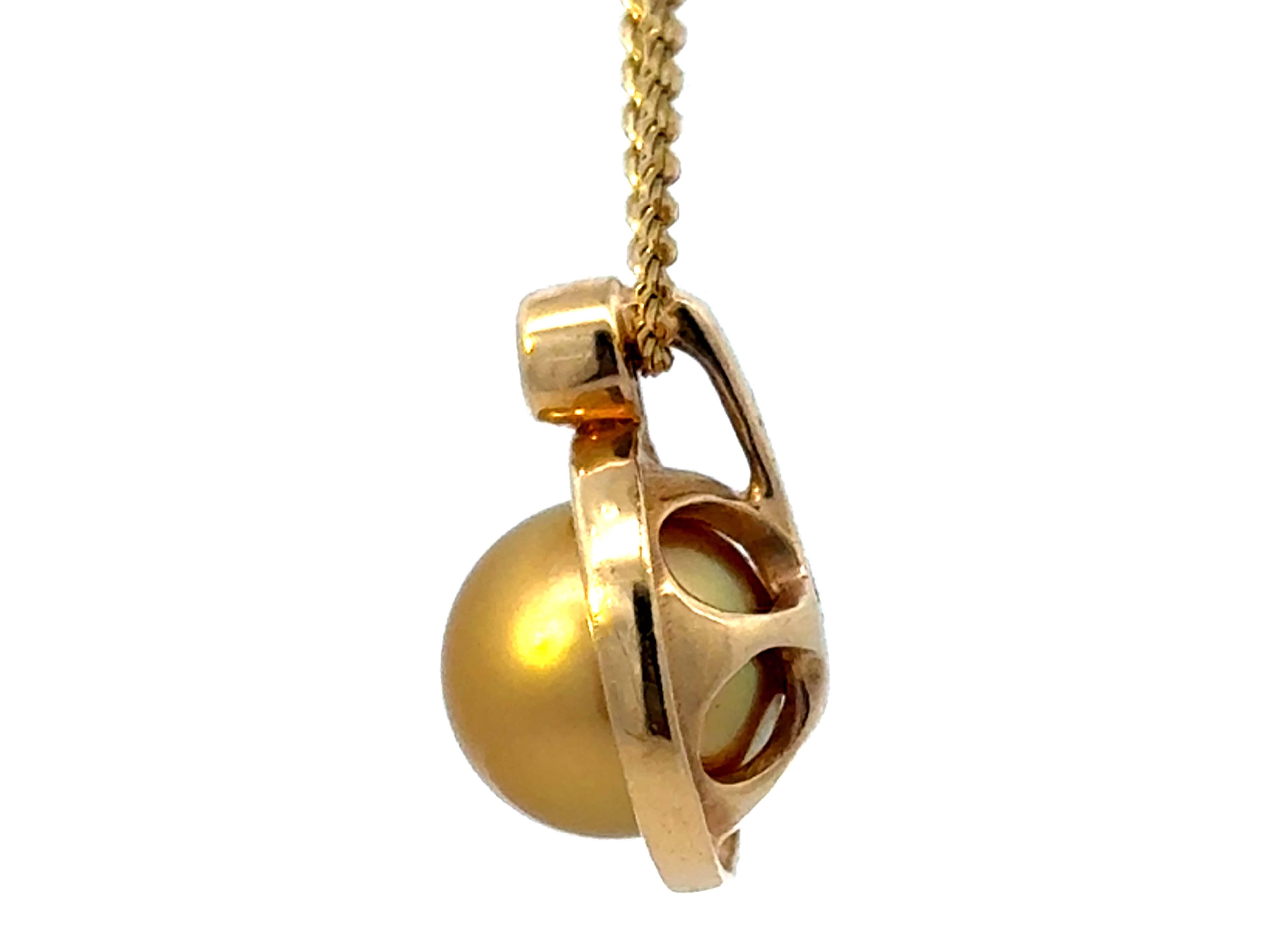 Pendentif en or jaune 14 carats serti d'une perle dorée et de diamants sur chaîne de 16 pouces Pour femmes en vente