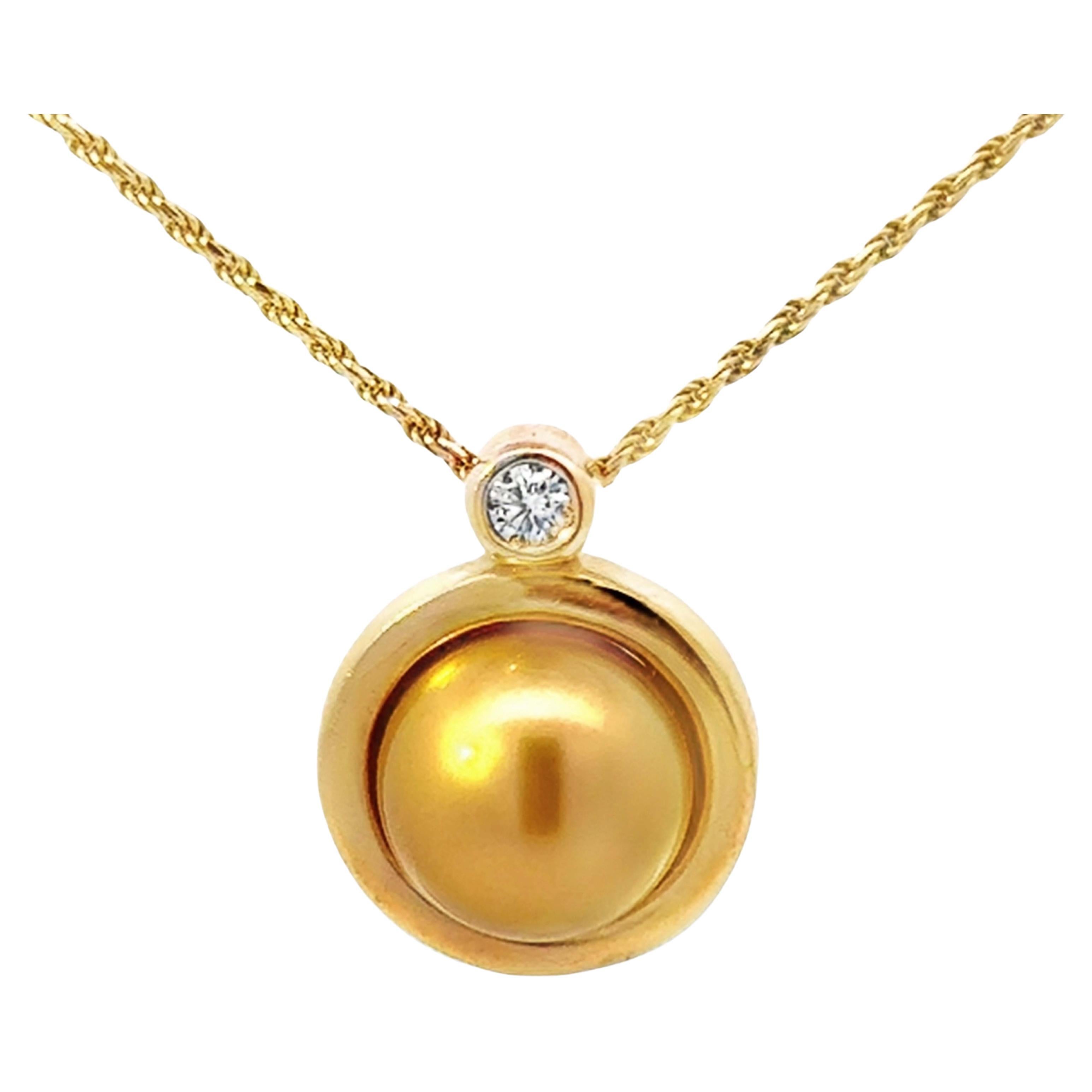 Ciondolo con perla d'oro e diamanti incastonati su catena da 16" in oro giallo 14k