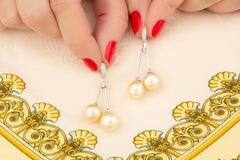 Orecchini a goccia di perle dorate Chandelier Design/One di Ella Gafter