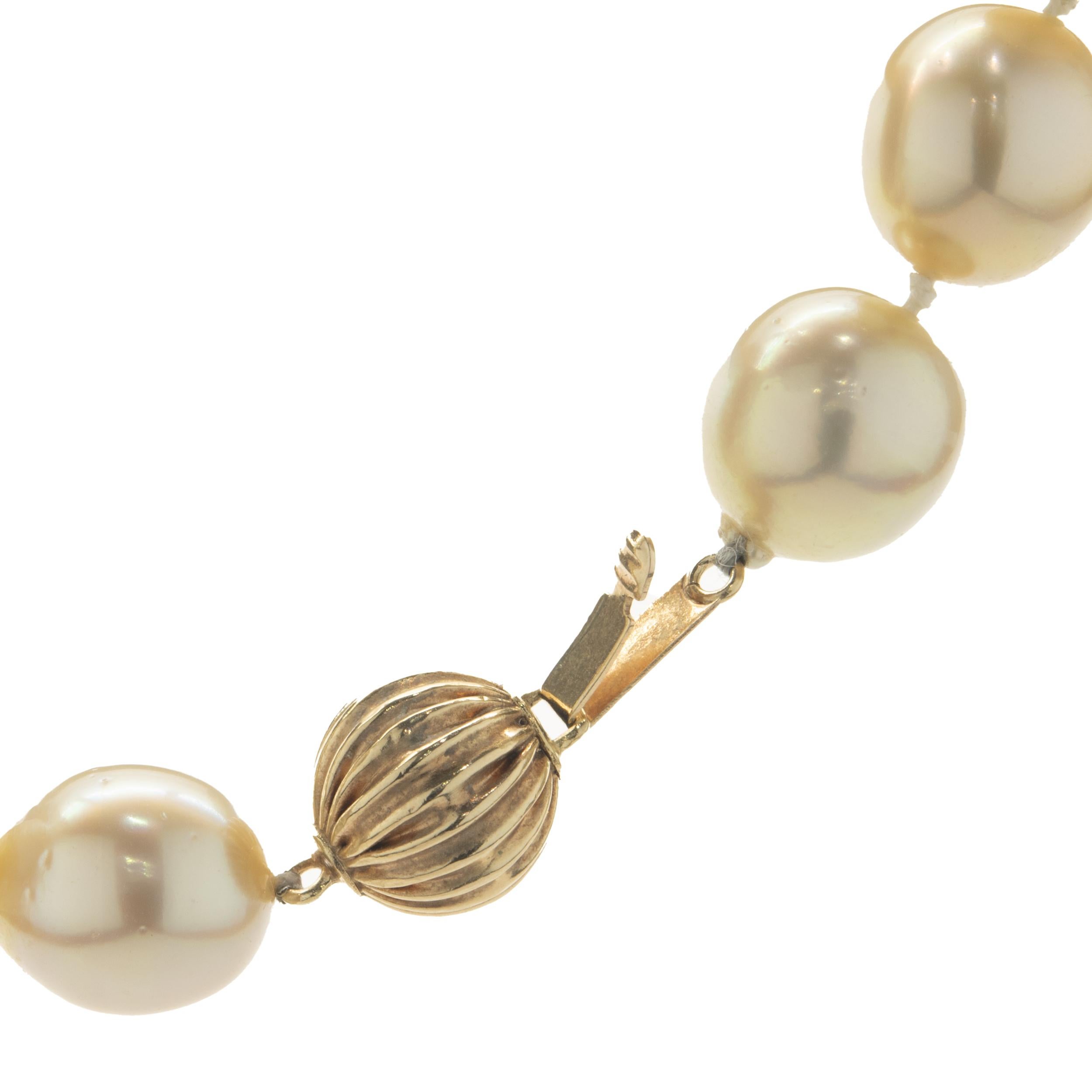 Golden Pearl Necklace with 14 Karat Yellow Gold Ball Clasp In Excellent Condition For Sale In Scottsdale, AZ