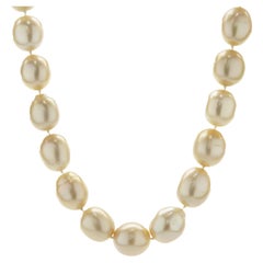 Collier de perles dorées avec fermoir boule en or jaune 14 carats