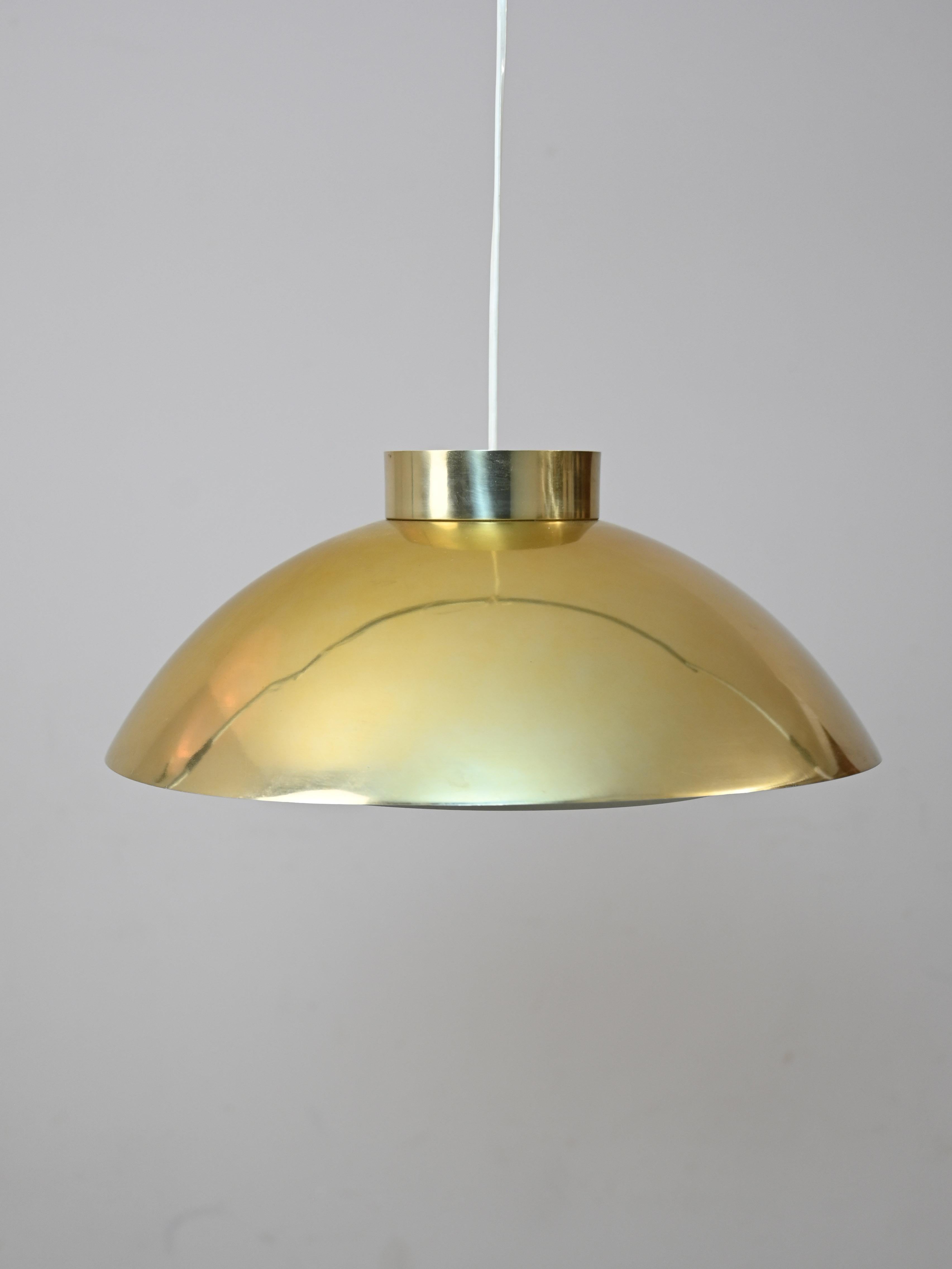 Vintage lamp with sheet metal shade.

This Scandinavian furniture piece features a simple and elegant design that also fits well with contemporary style.
Ideal as a dining room lamp to make the room original and unique.

Good condition. The