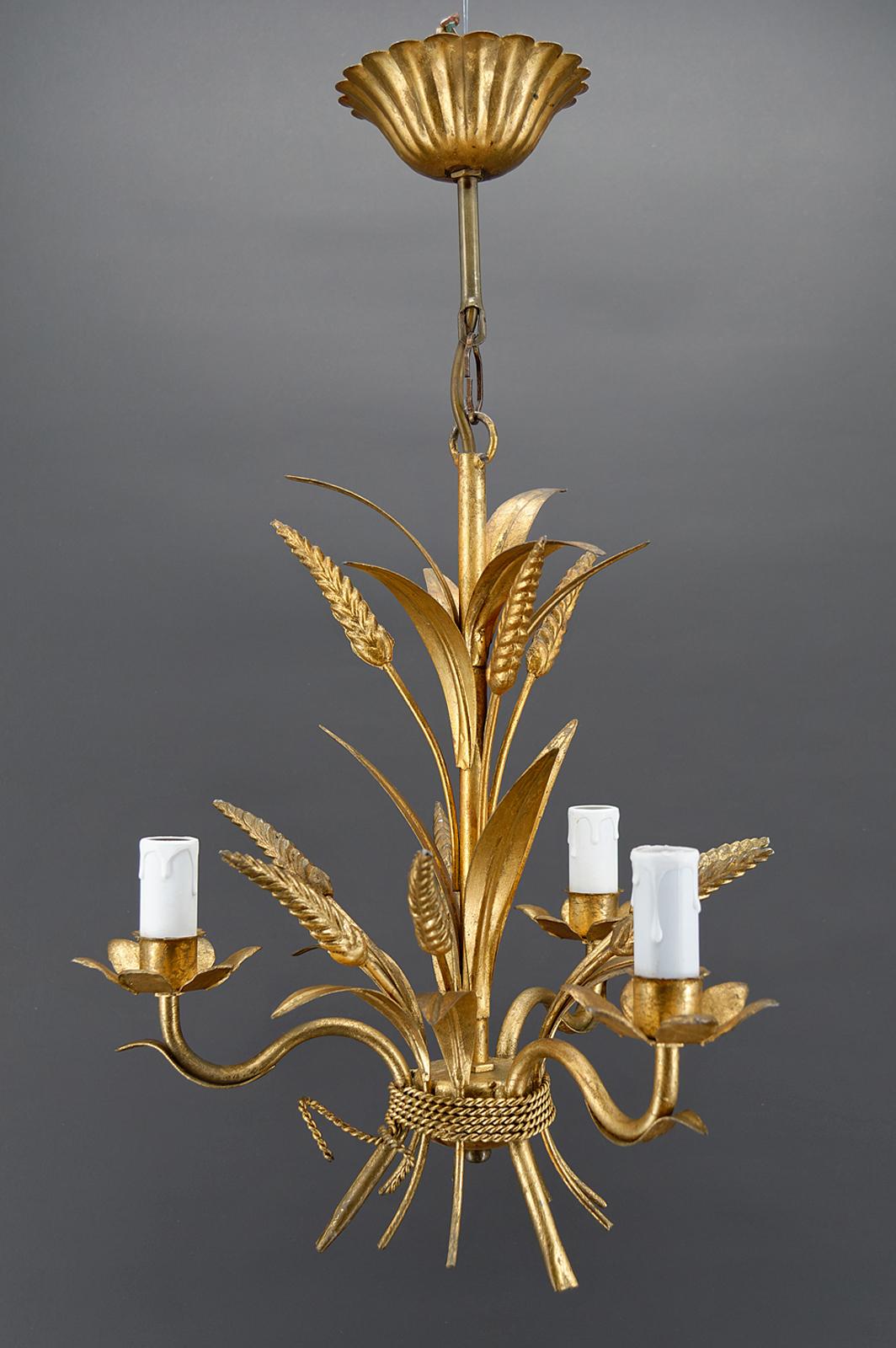Elegant chandelier / pendant with 3 lights in gilded metal, figuring a bouquet of ears of wheat.

Hollywood Regency / Mid-century Modern style, circa 1960.
In the style of the productions of Goossens, Maison Jansen. 

In very good