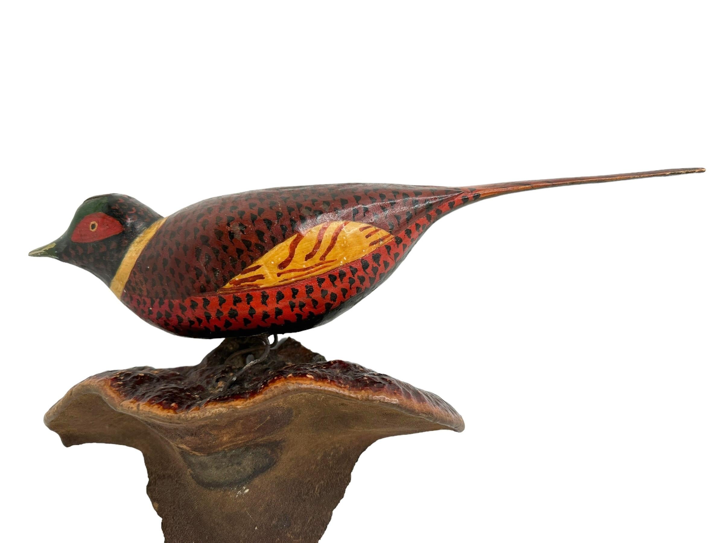 Faisán dorado Vichtauer Pájaro tallado en madera Arte popular de la Selva Negra, Austria, 1900 Bosque negro en venta