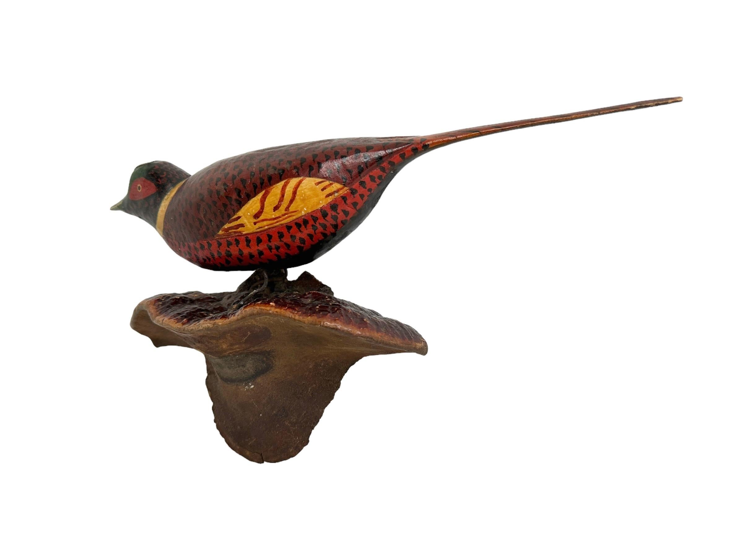 Faisán dorado Vichtauer Pájaro tallado en madera Arte popular de la Selva Negra, Austria, 1900 Hecho a mano en venta