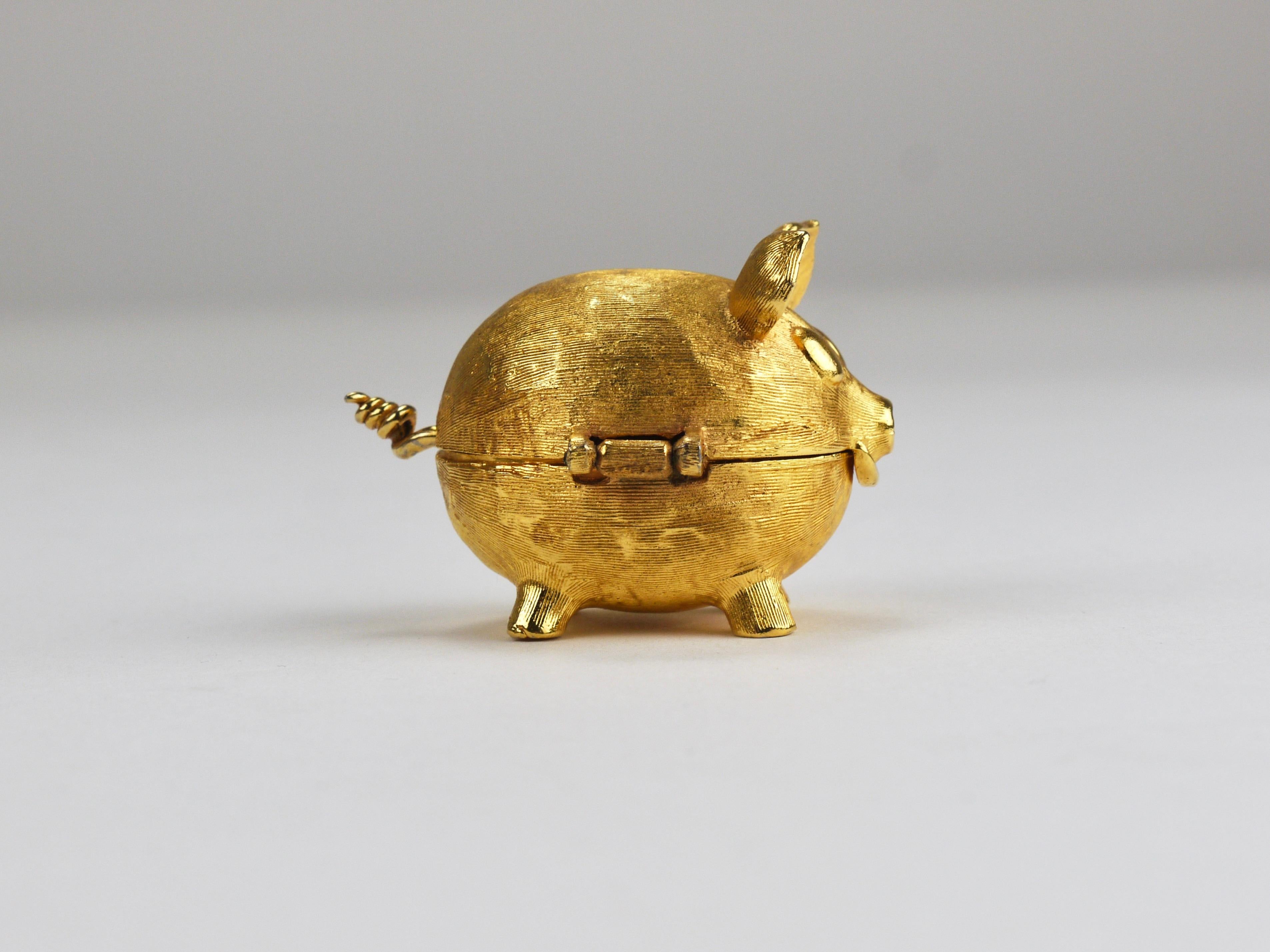 Golden Pig Shaped Salt Cellar Snuff or Pill Box With Curly Tail as Spoon, 1970s In Good Condition For Sale In Vienna, AT