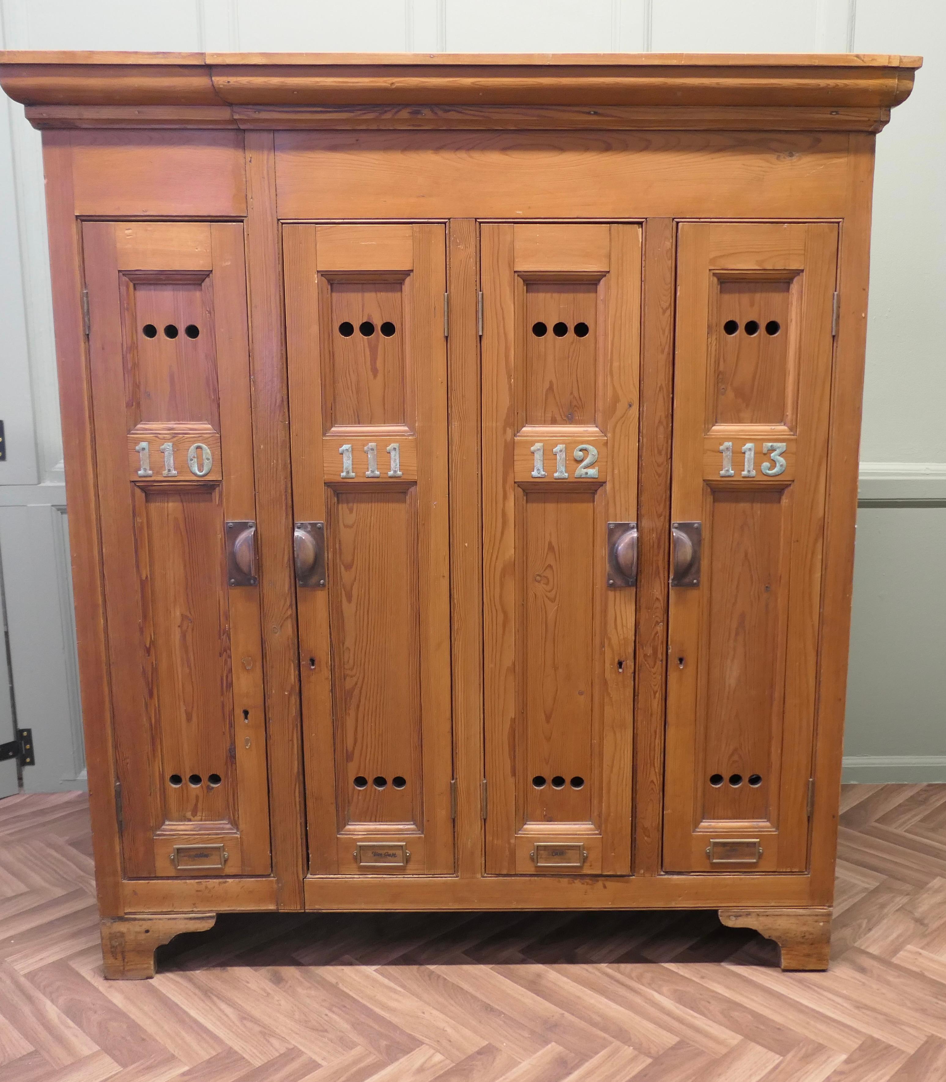 Armadietto per attrezzi da golf di Oak Oak,

Un pezzo superbo, questo pezzo proviene da un Golf Club e potrebbe essere utilizzato per qualsiasi sport o come espositore per il negozio. Si tratta di una fila di 4 armadietti per gli spogliatoi, le