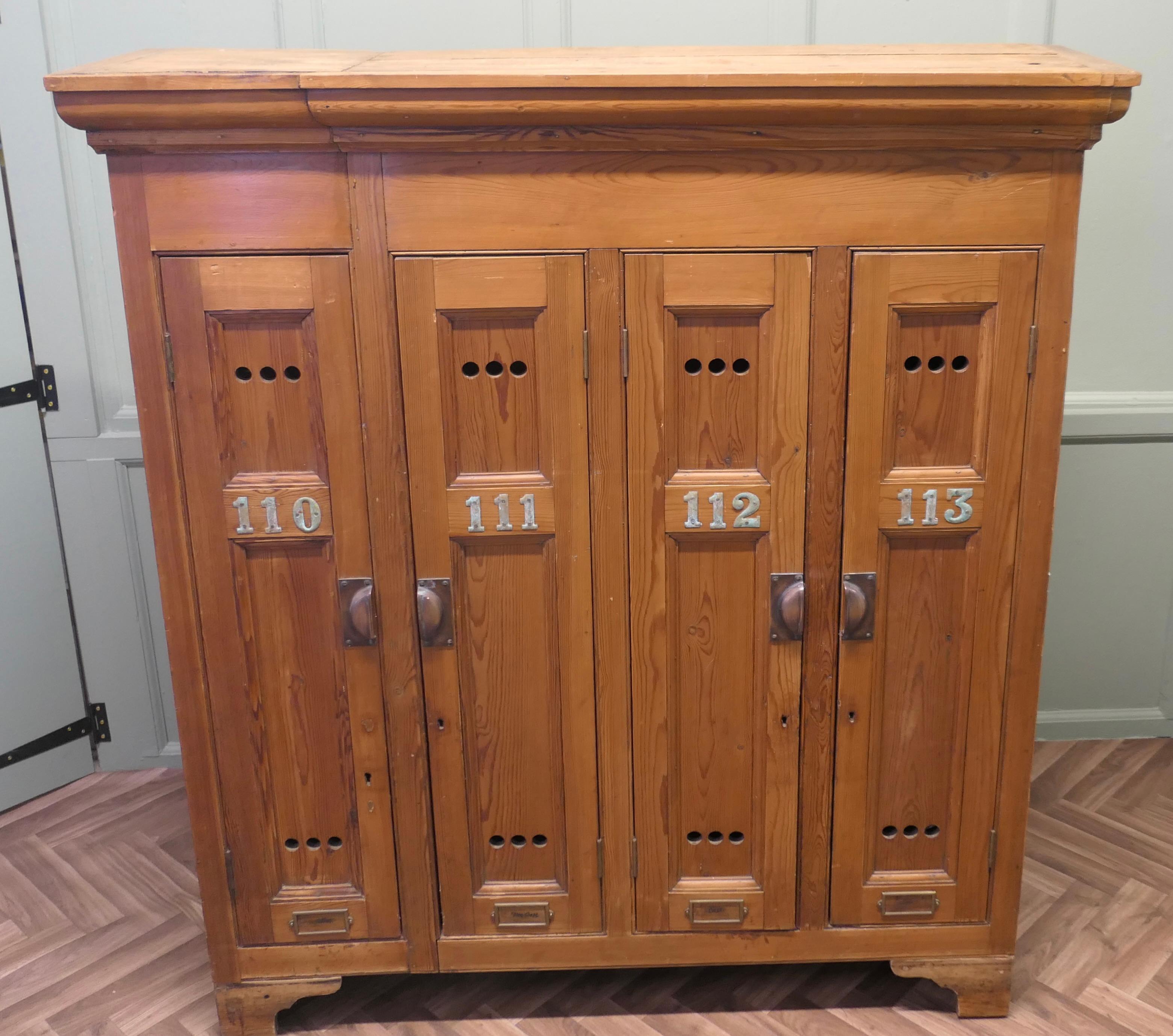 Arts and Crafts Armadietto per attrezzatura da golf Golden Pine Sports Locker,  Un pezzo superbo