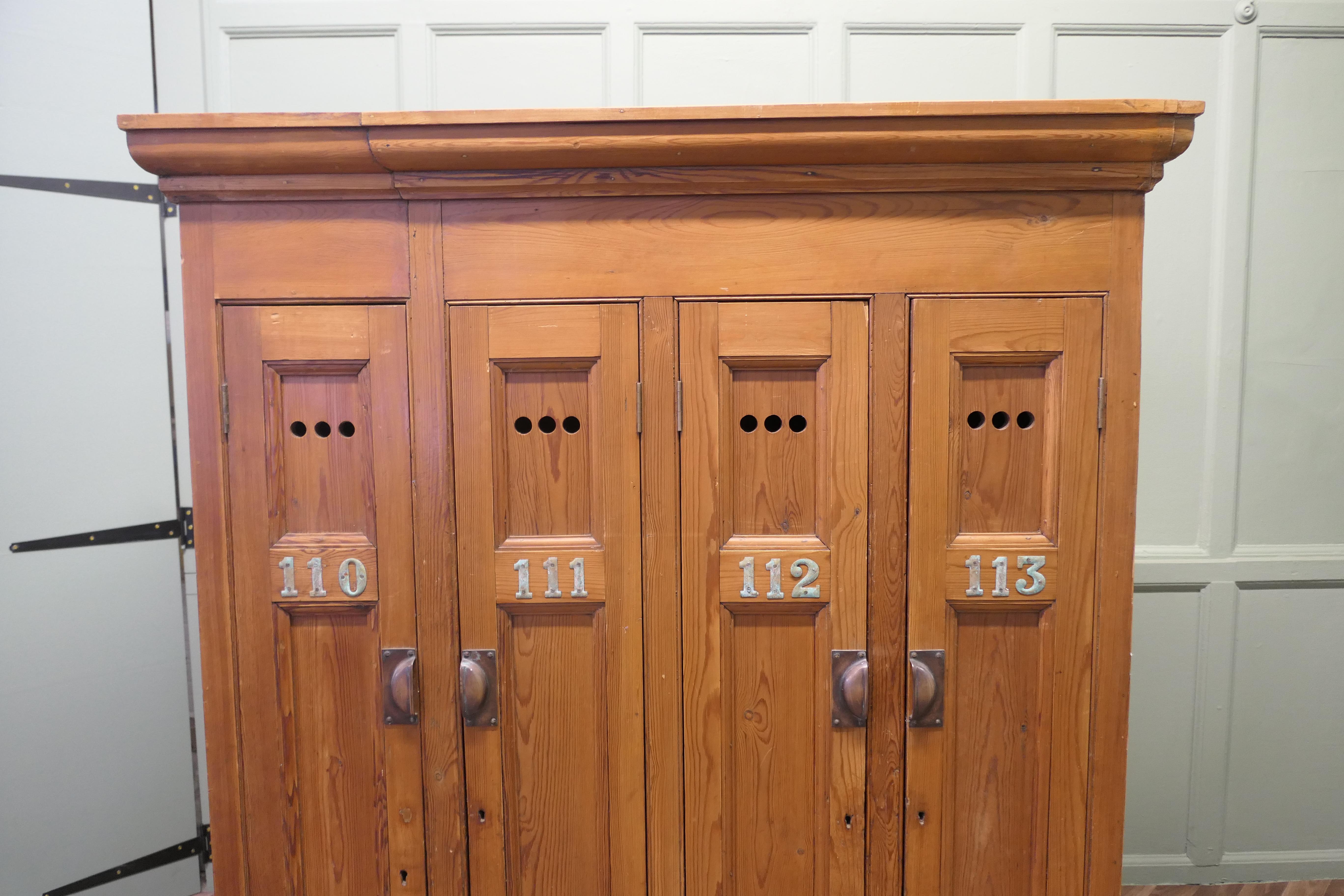 Armadietto per attrezzatura da golf Golden Pine Sports Locker,  Un pezzo superbo In condizioni buone a Godshill, Isle of Wight