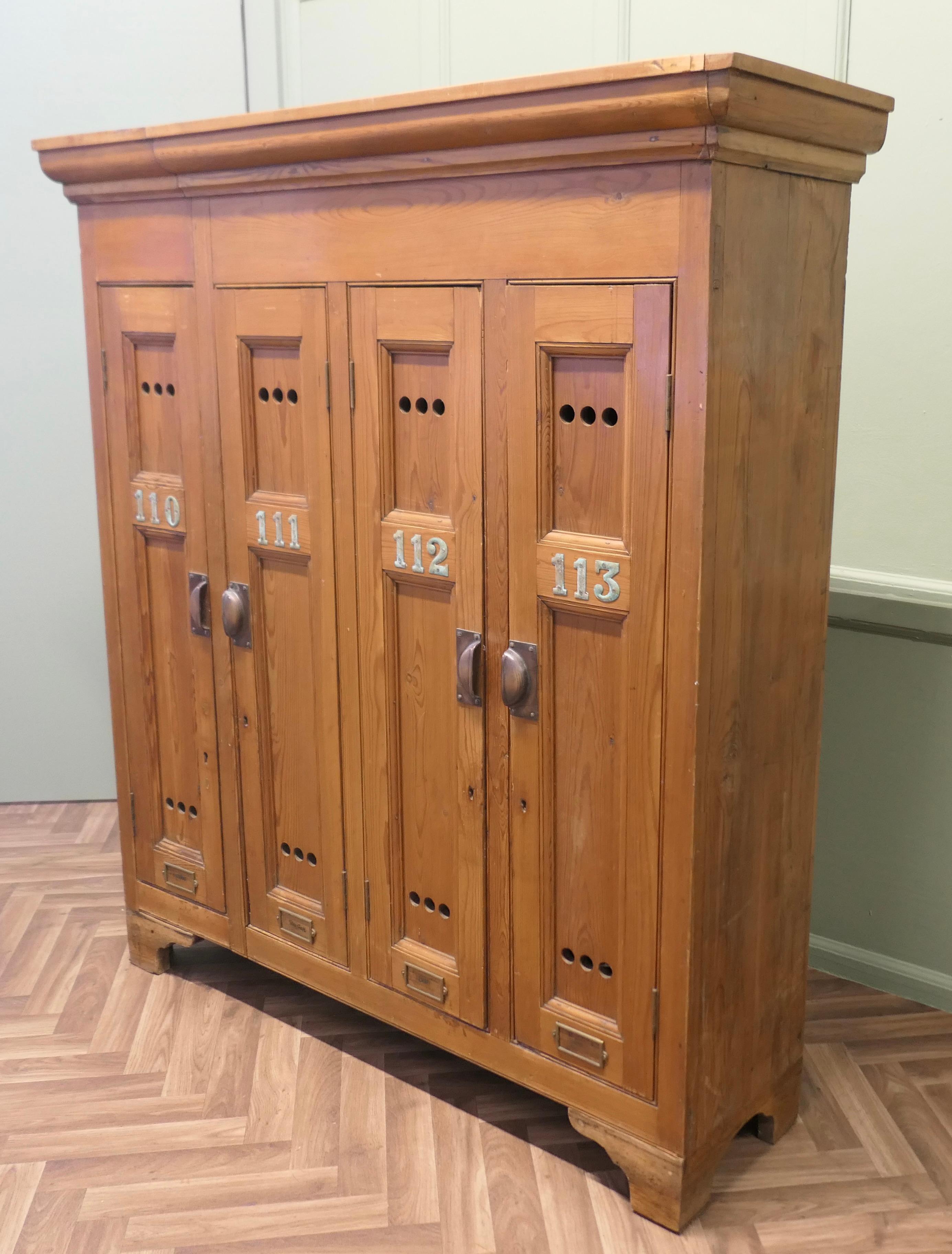 Pino Armadietto per attrezzatura da golf Golden Pine Sports Locker,  Un pezzo superbo