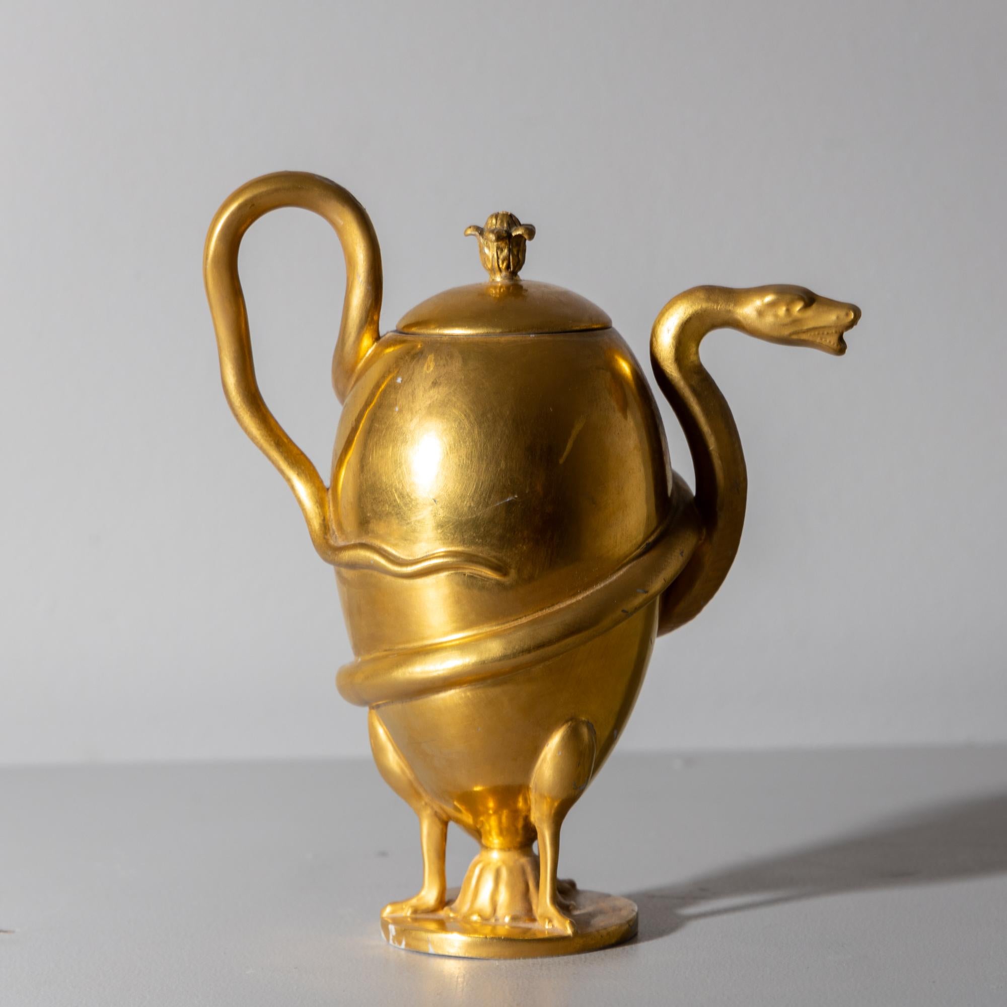 Goldene Porzellan-Teekanne mit Schlangendekor aus goldenem Porzellan, KPM um 1800 (Patiniert) im Angebot