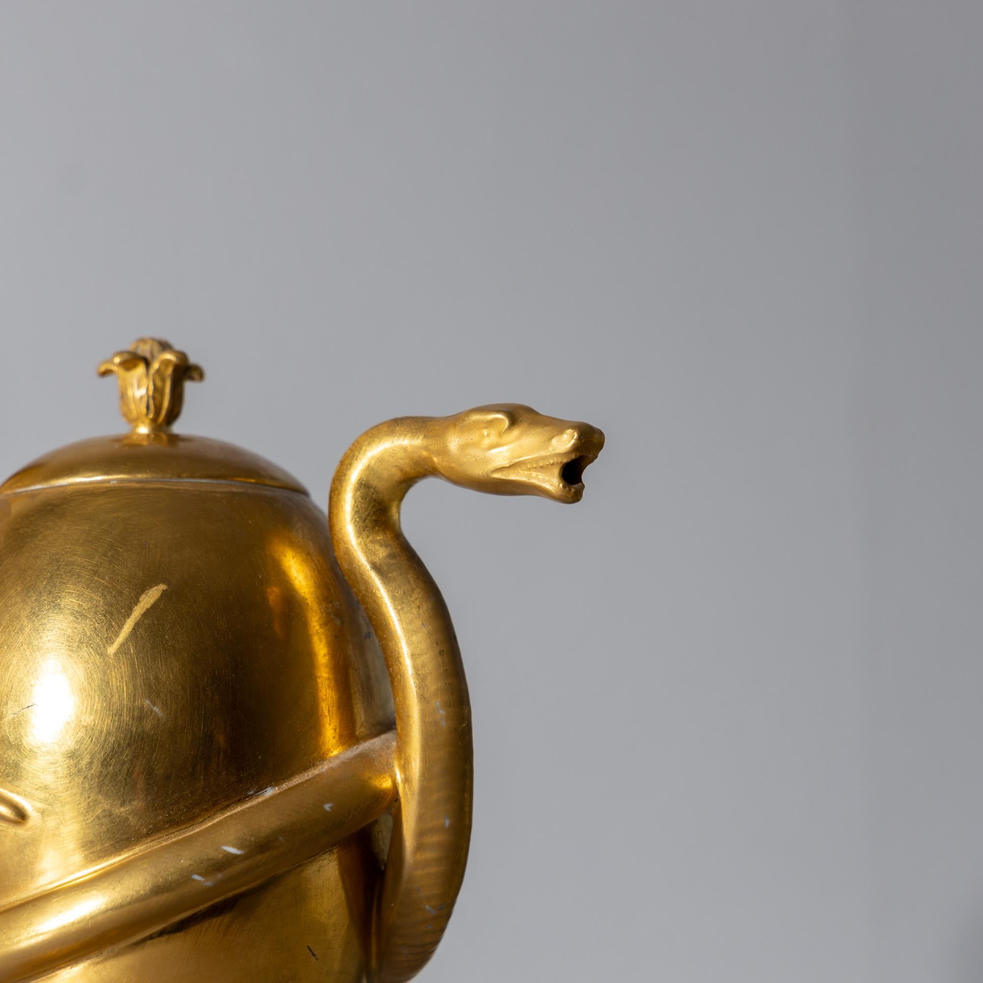Goldene Porzellan-Teekanne mit Schlangendekor aus goldenem Porzellan, KPM um 1800 im Zustand „Gut“ im Angebot in Greding, DE