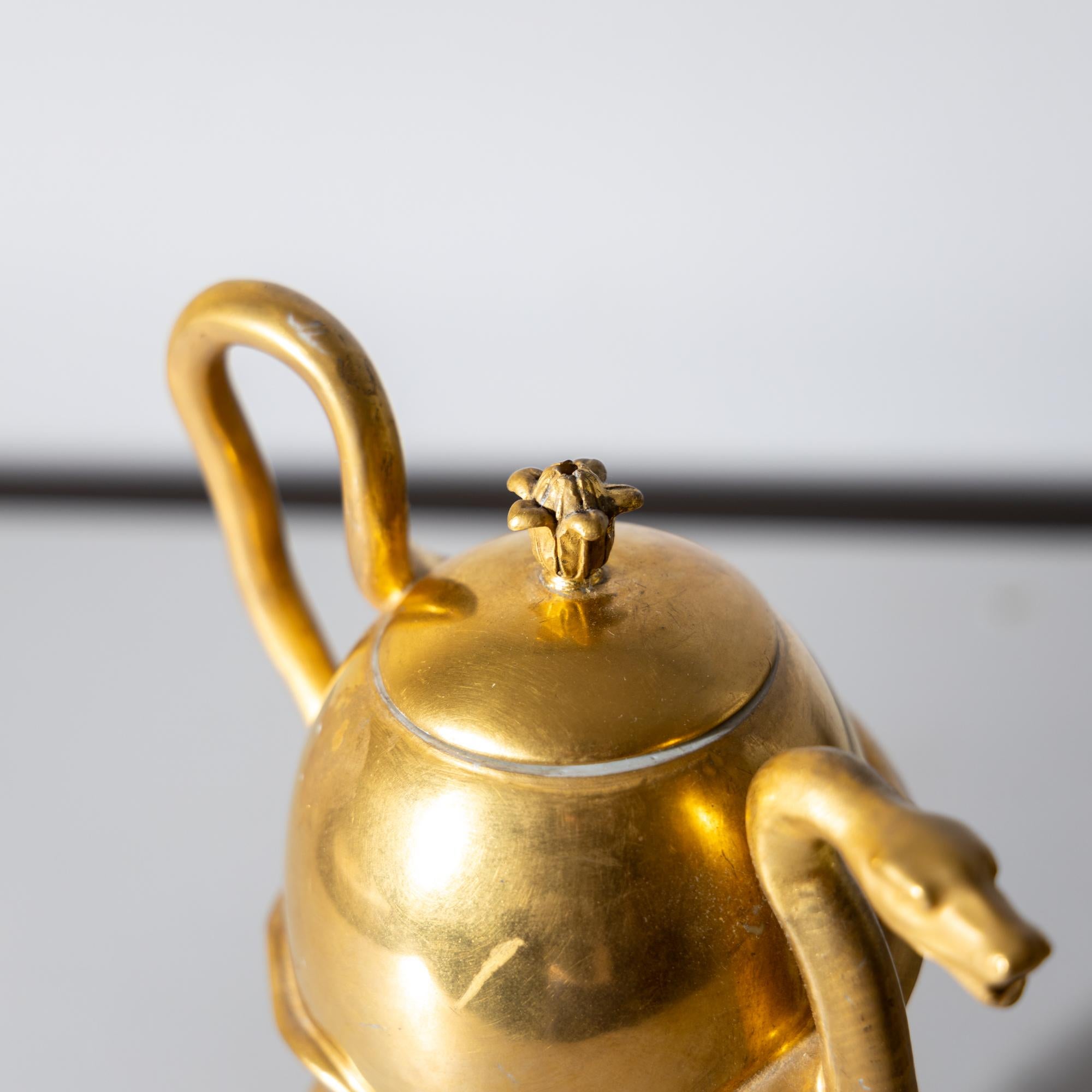 Goldene Porzellan-Teekanne mit Schlangendekor aus goldenem Porzellan, KPM um 1800 (Frühes 19. Jahrhundert) im Angebot