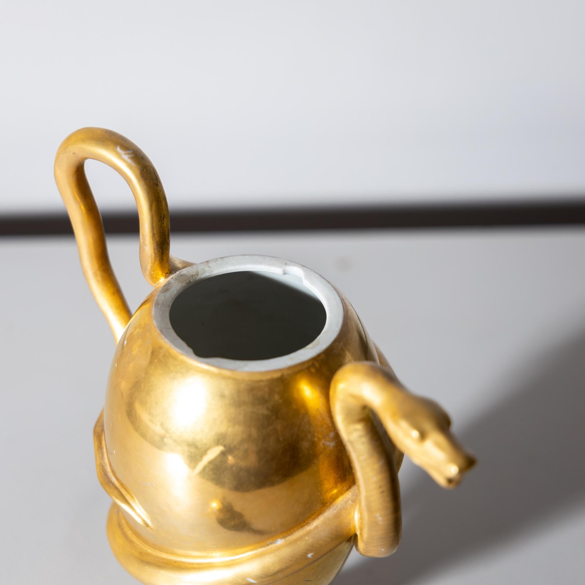 Goldene Porzellan-Teekanne mit Schlangendekor aus goldenem Porzellan, KPM um 1800 im Angebot 1