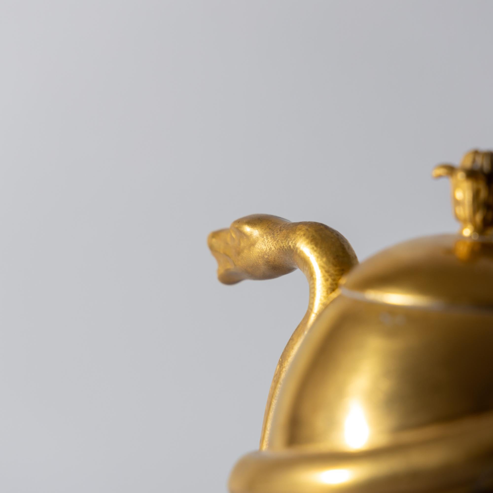 Goldene Porzellan-Teekanne mit Schlangendekor aus goldenem Porzellan, KPM um 1800 im Angebot 3