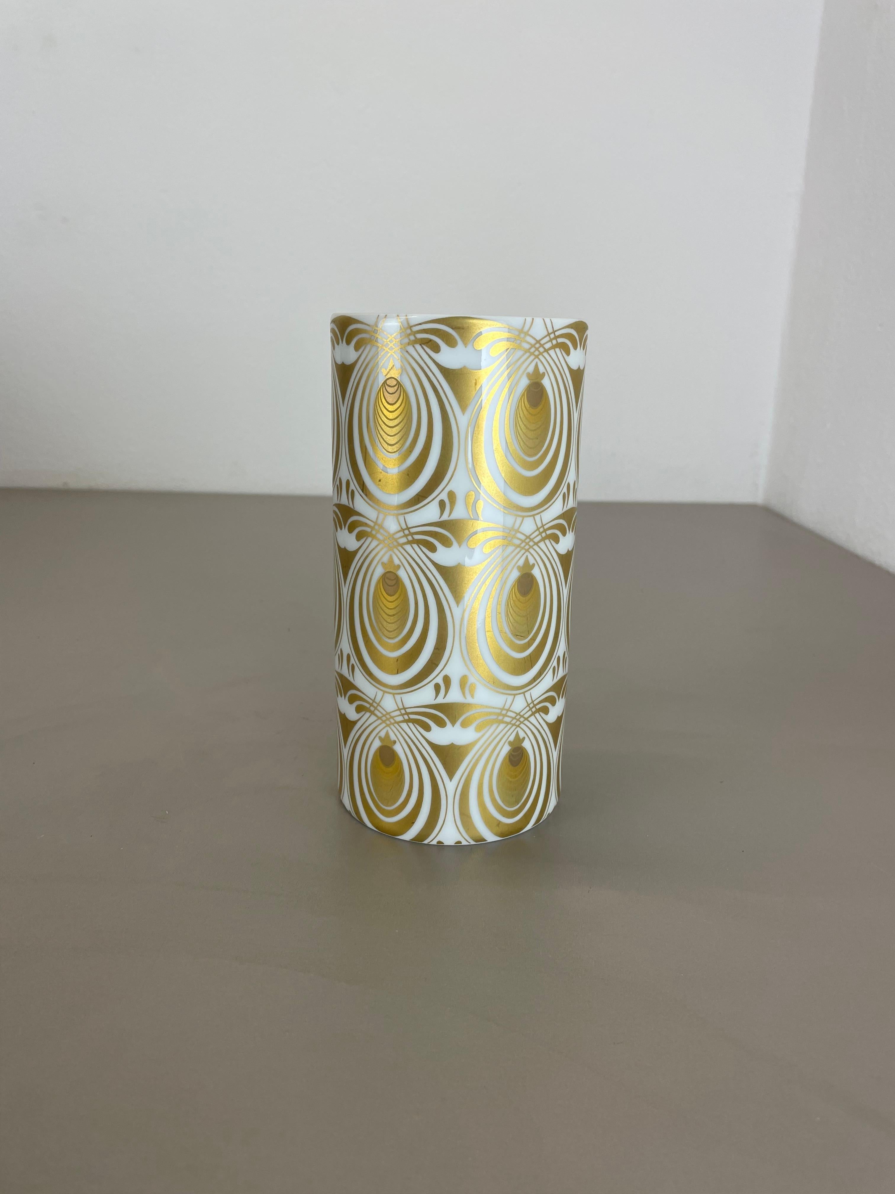 Artikel:

Op Art Porzellanvase


Produzent:

Rosenthal, Deutschland


Designer:

Björn Wiinblad



Jahrzehnt:

1970s





Diese originelle Vintage-Vase im Op-Art-Stil wurde in den 1970er Jahren in Deutschland von Rosenthal hergestellt. Sie ist aus