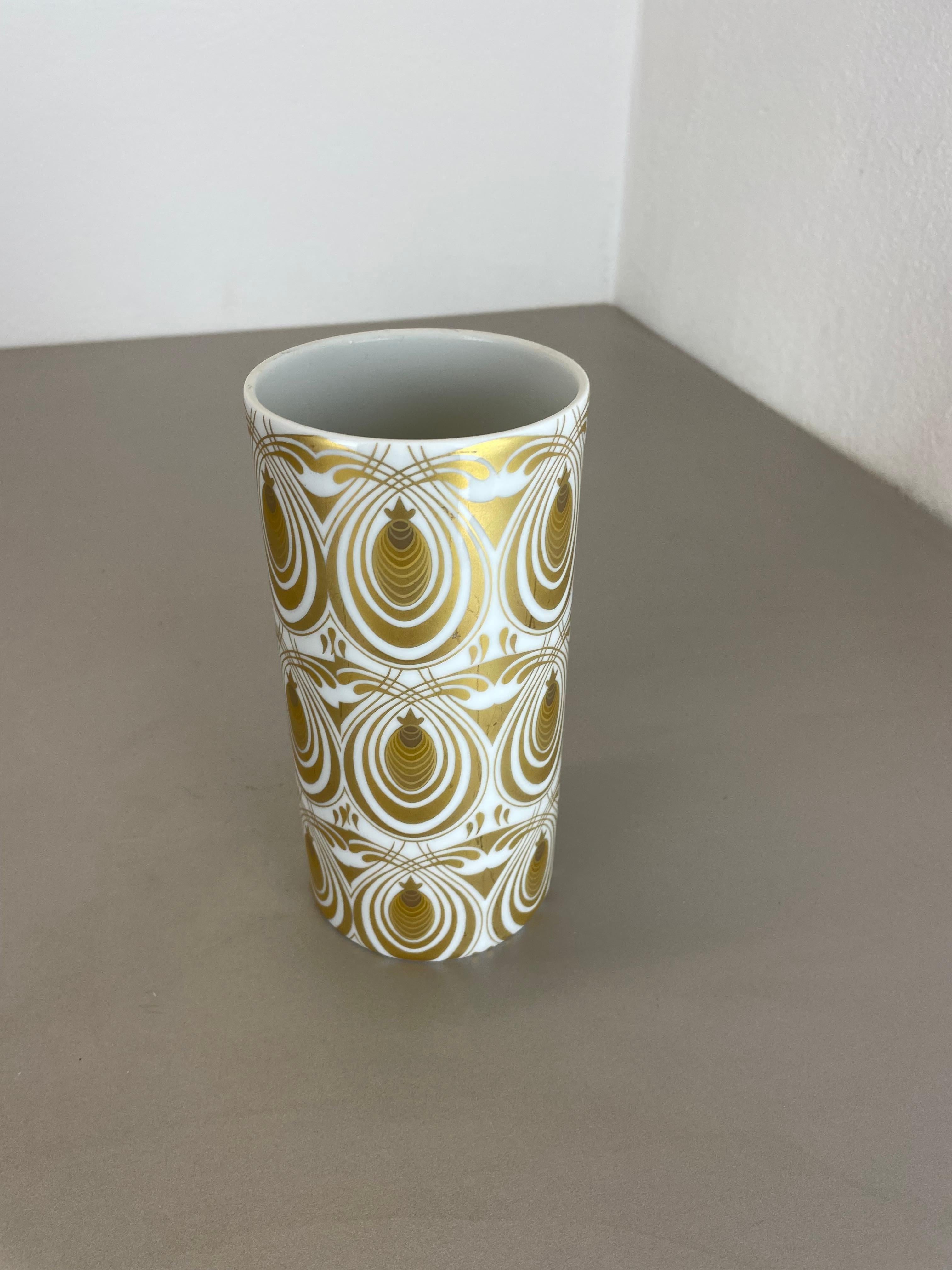 Vaso in porcellana dorata di Björn Wiinblad Rosenthal Studio Line Germania, 1970 In condizioni buone in vendita a Kirchlengern, DE