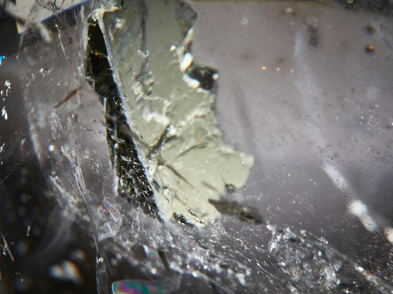 Pyrite dorée dans une sphère de quartz en vente 4
