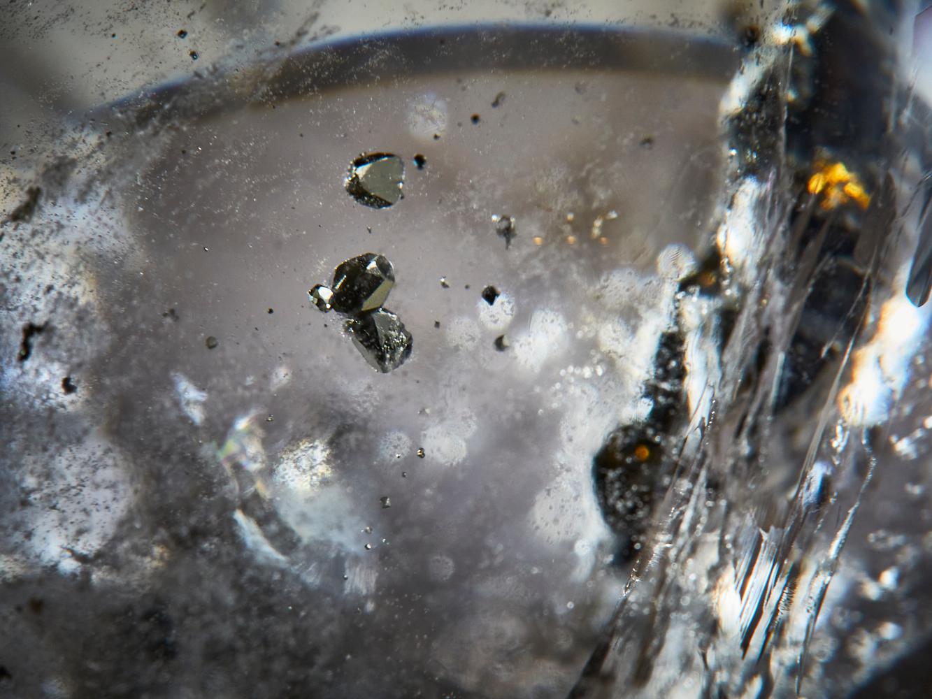 Pyrite dorée dans une sphère de quartz en vente 5