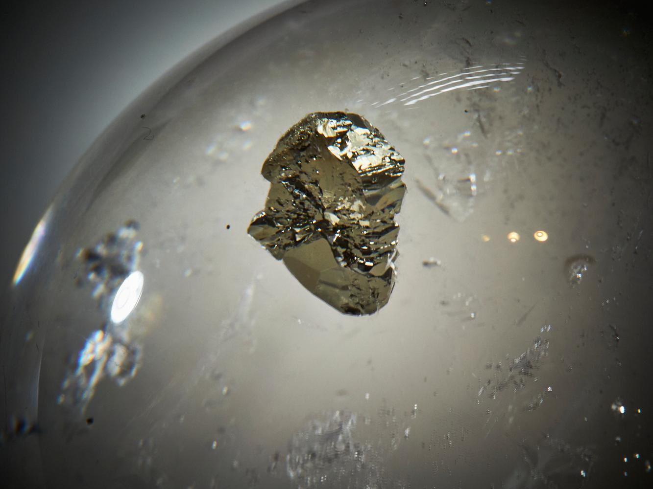 Pyrite dorée dans une sphère de quartz en vente 6