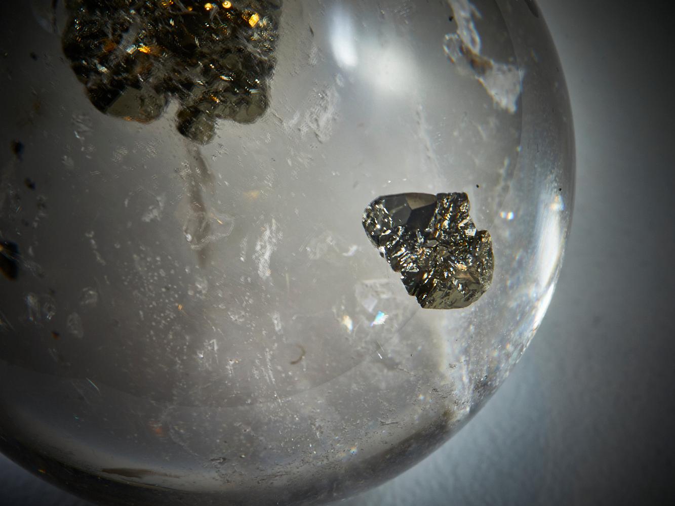 Pyrite dorée dans une sphère de quartz en vente 7