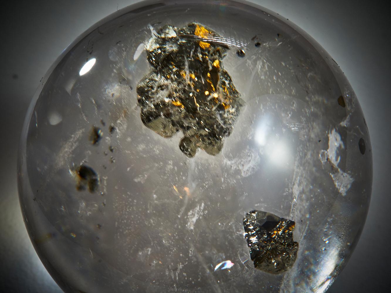 Pyrite dorée dans une sphère de quartz en vente 8