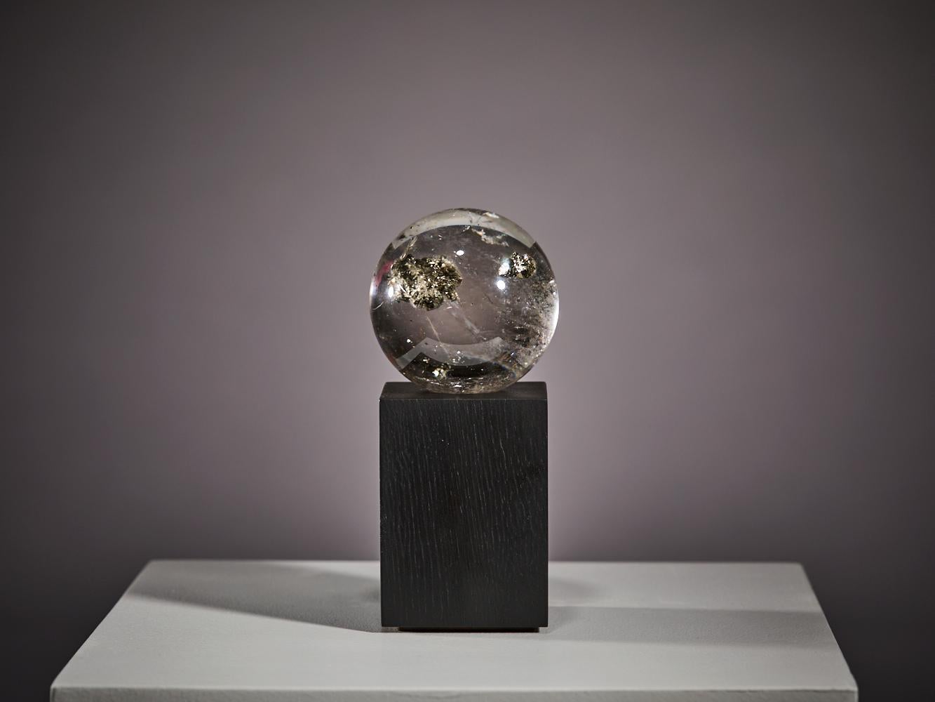 Pyrite dorée dans une sphère de quartz en vente 9
