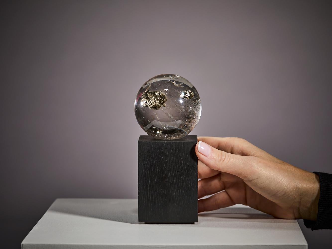 Pyrite dorée dans une sphère de quartz en vente 10