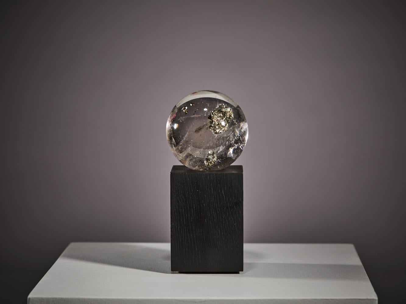 Pyrite dorée dans une sphère de quartz en vente 11