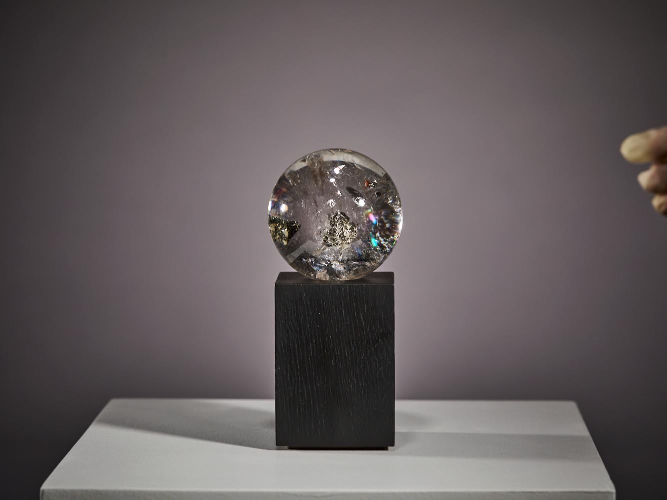Pyrite dorée dans une sphère de quartz en vente 12
