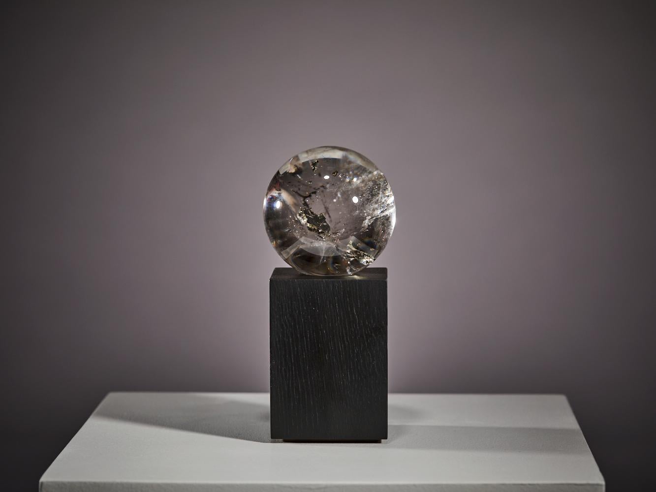 Pyrite dorée dans une sphère de quartz en vente 13