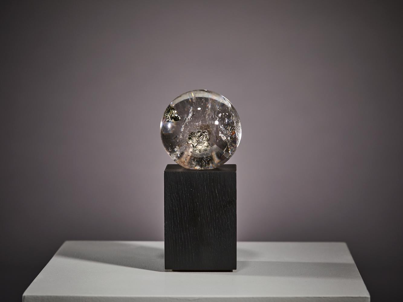 Pyrite dorée dans une sphère de quartz en vente 14