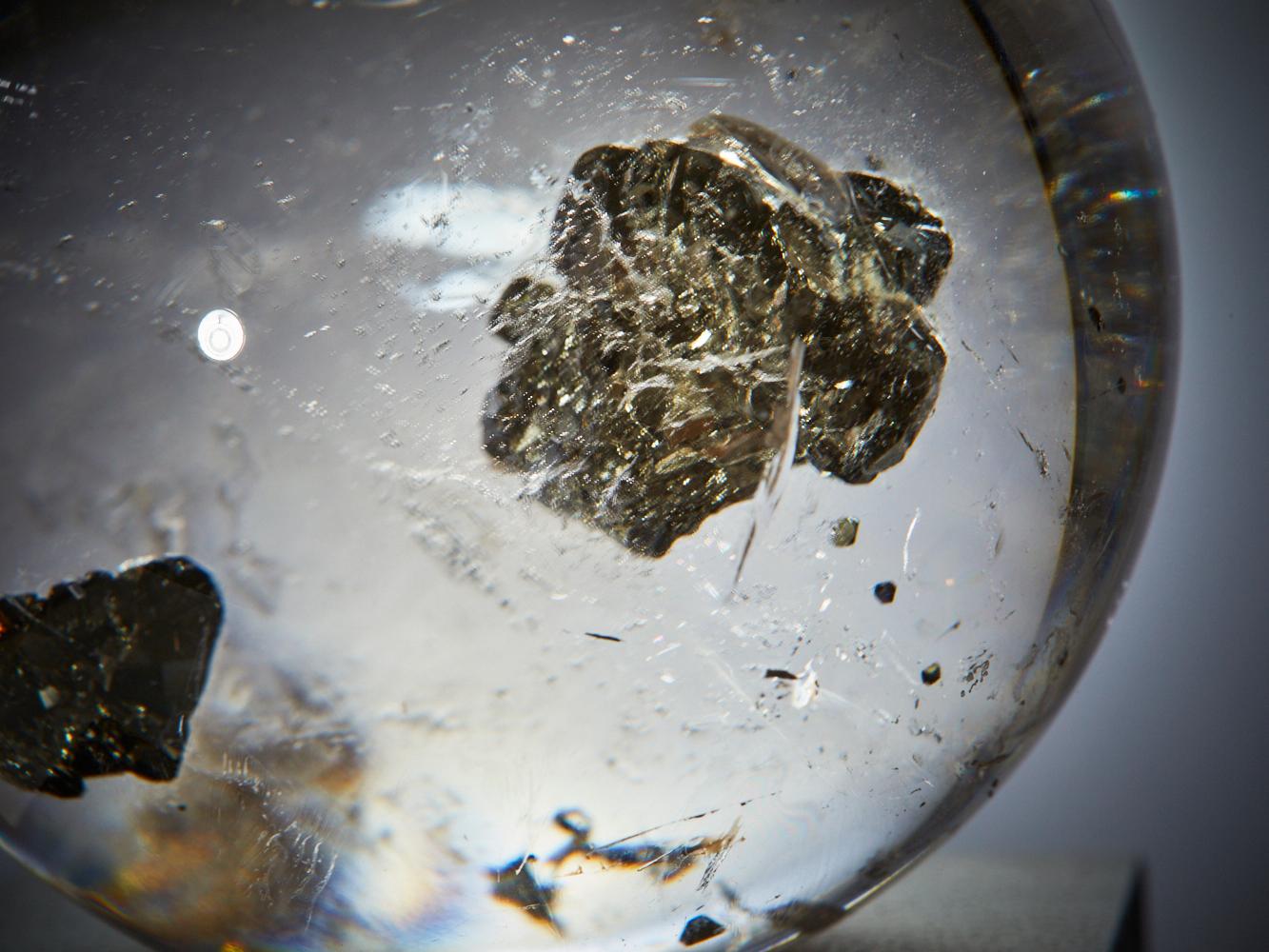 Brésilien Pyrite dorée dans une sphère de quartz en vente