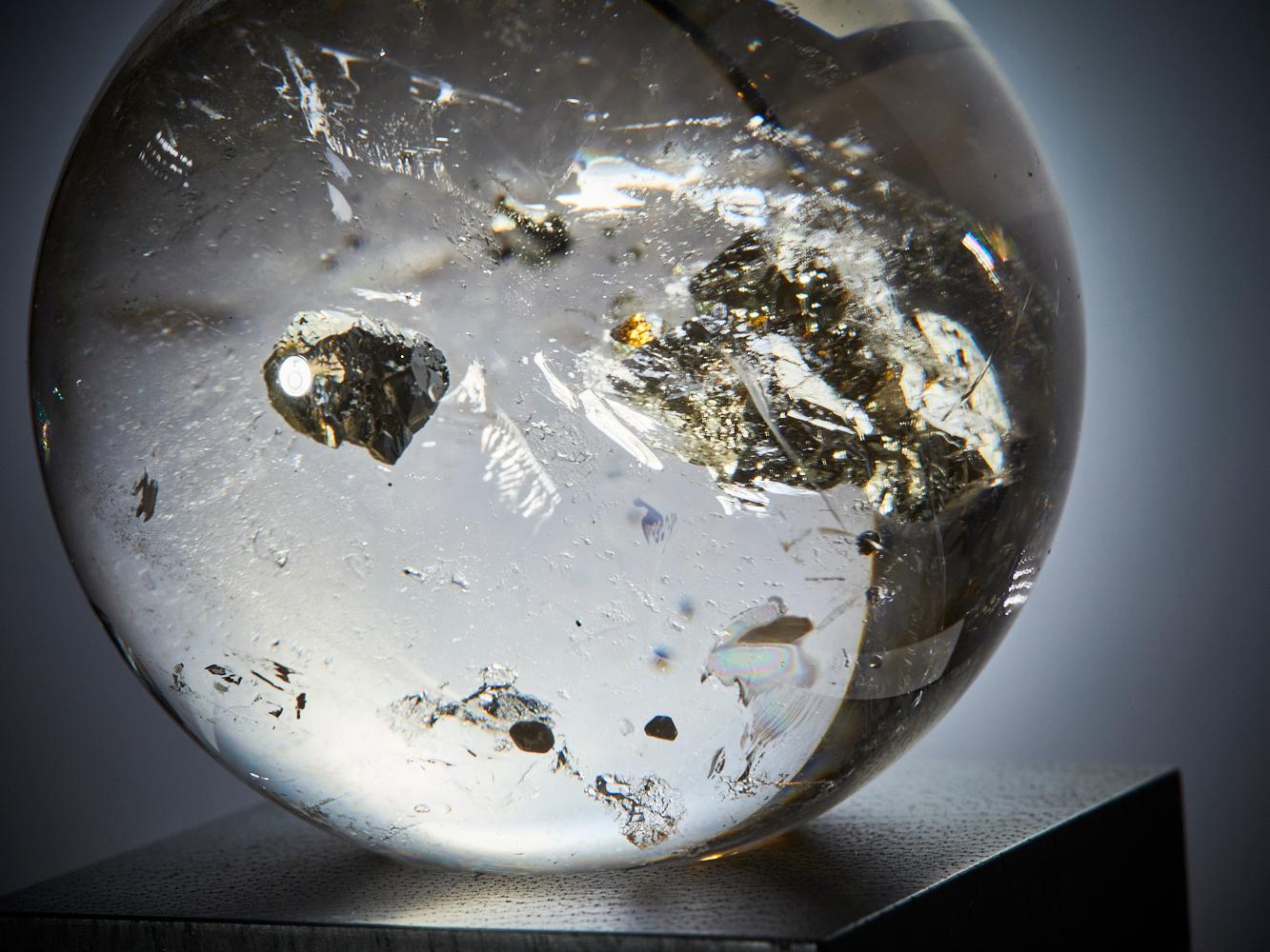 Pyrite dorée dans une sphère de quartz Excellent état - En vente à London, GB