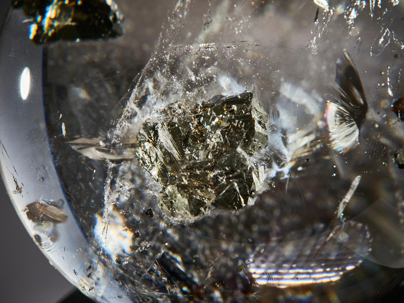 Quartz Pyrite dorée dans une sphère de quartz en vente