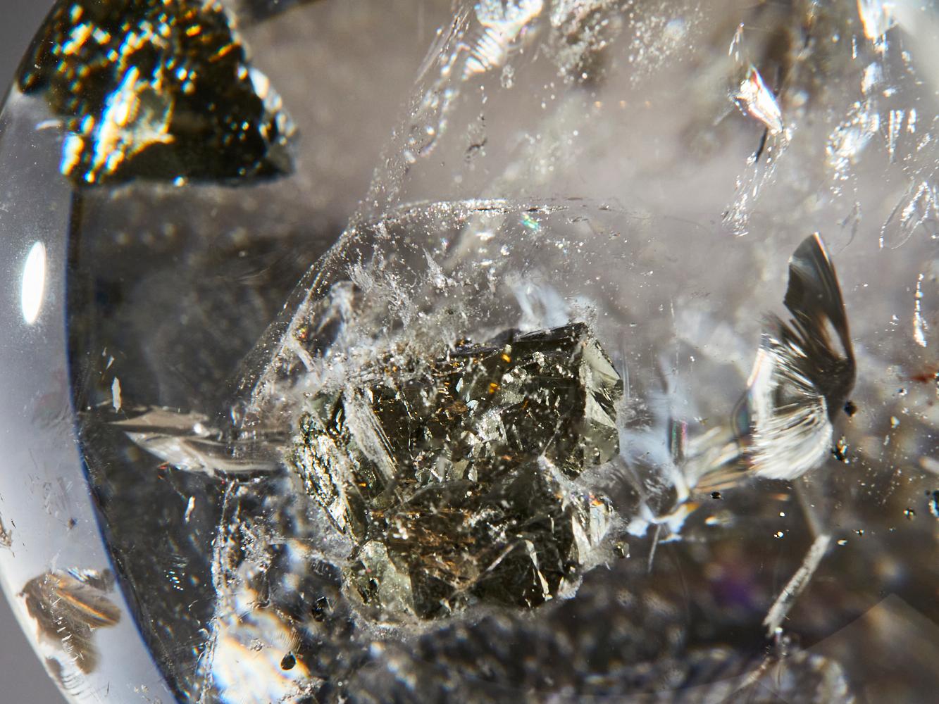 Pyrite dorée dans une sphère de quartz en vente 1