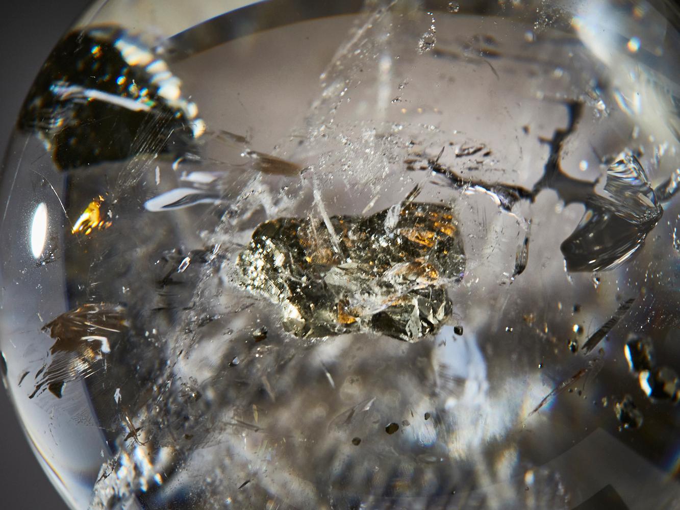 Pyrite dorée dans une sphère de quartz en vente 2
